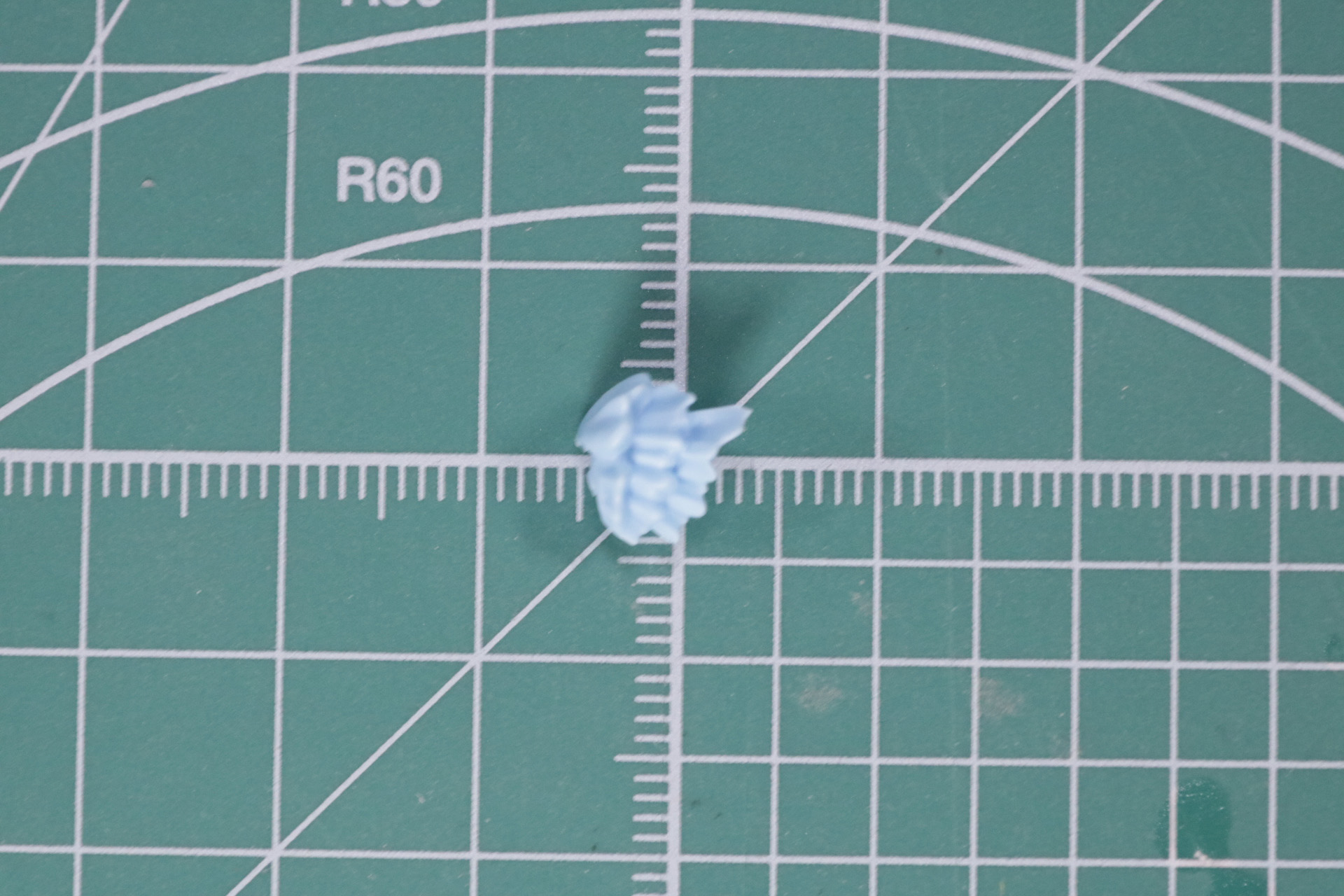 3mm軸に対応したフリルパーツ。髪飾りに使用した白のパーツを合わせることもでき、選択して使用することができる