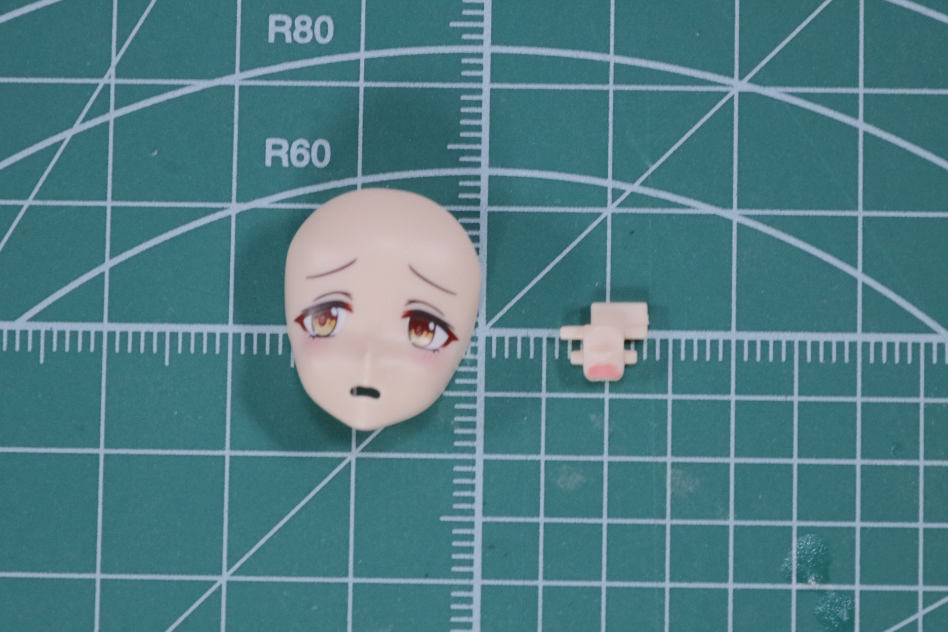 フェイスパーツは前準備として口元パーツの組み立てが必要