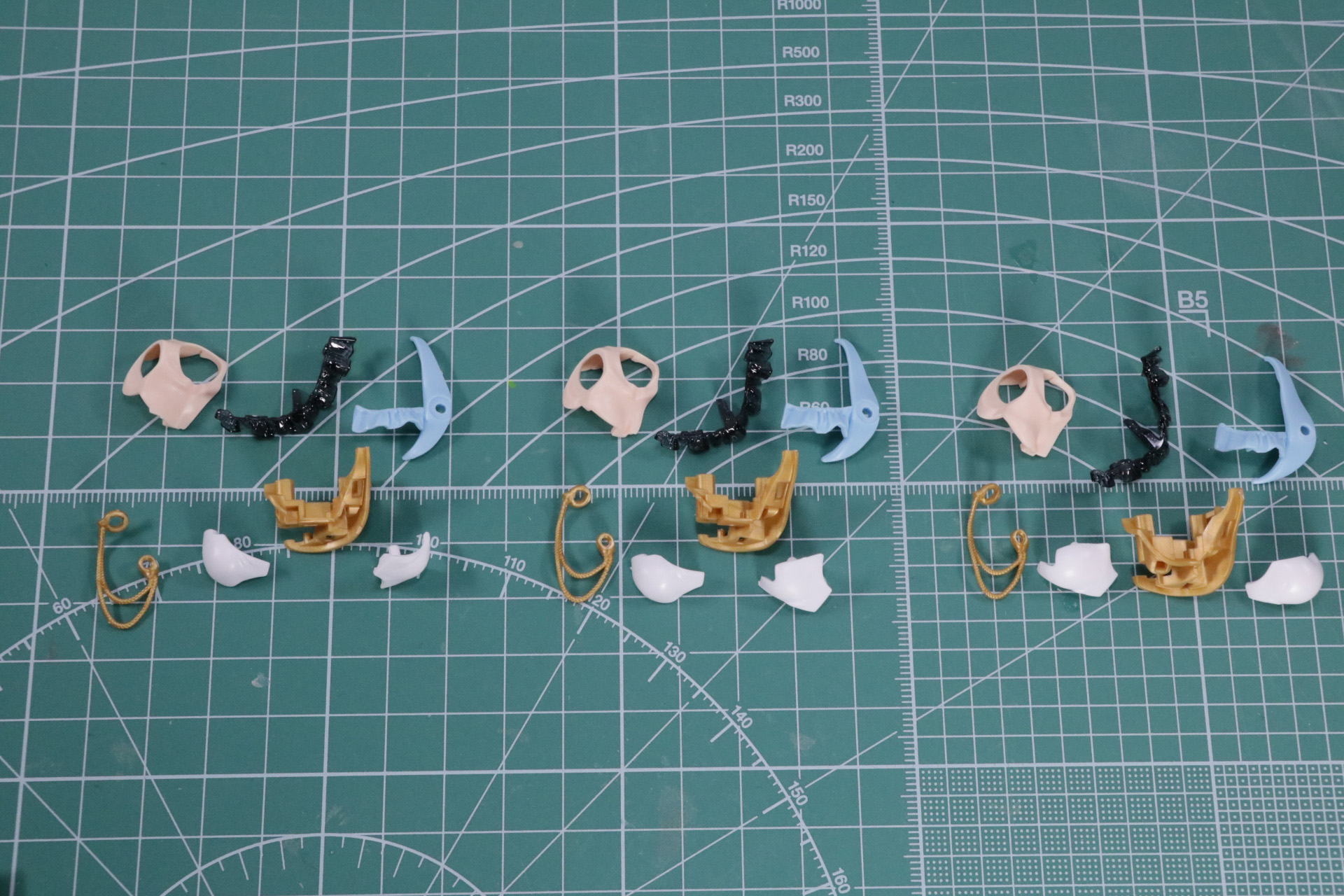 「30MS オプションボディパーツ ビヨンドザブルースカイ1[カラーA]」同様に3つのフォルムの胸部は選択して組み立てる