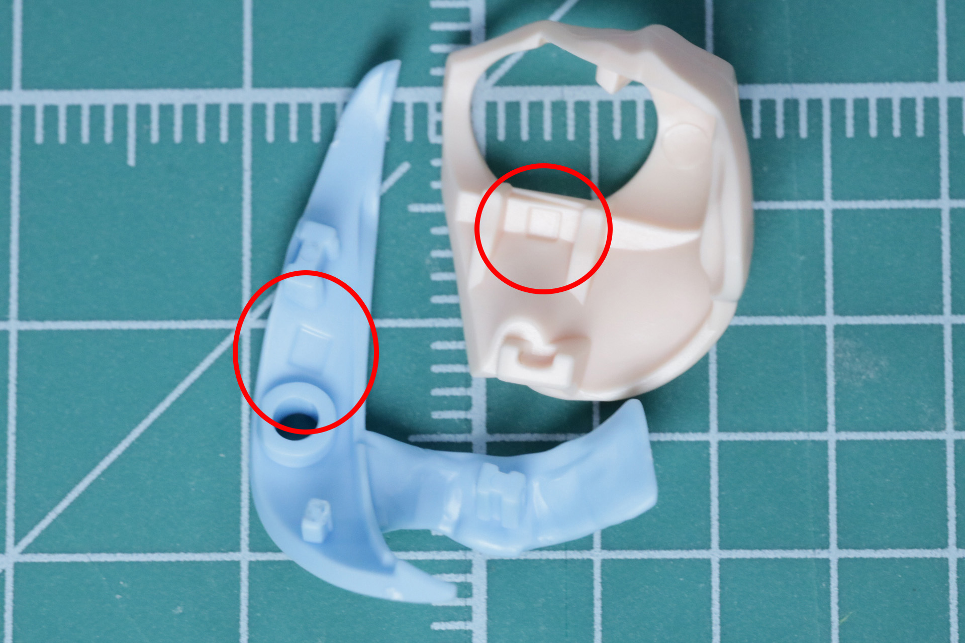 衣装と肩出しパーツの組み合わせはパーツにある〇、△、□のマークを目印にして組み立てる