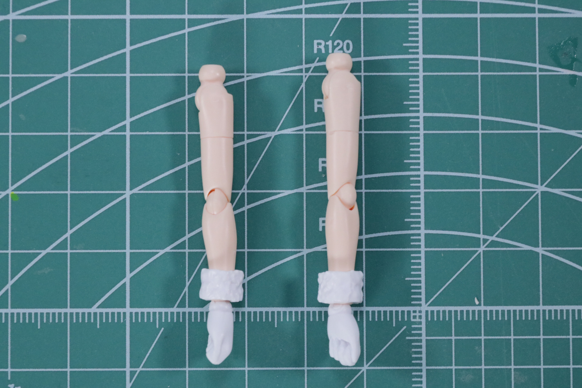 「30MS オプションボディパーツ ビヨンドザブルースカイ1[カラーA]」（左）と比較