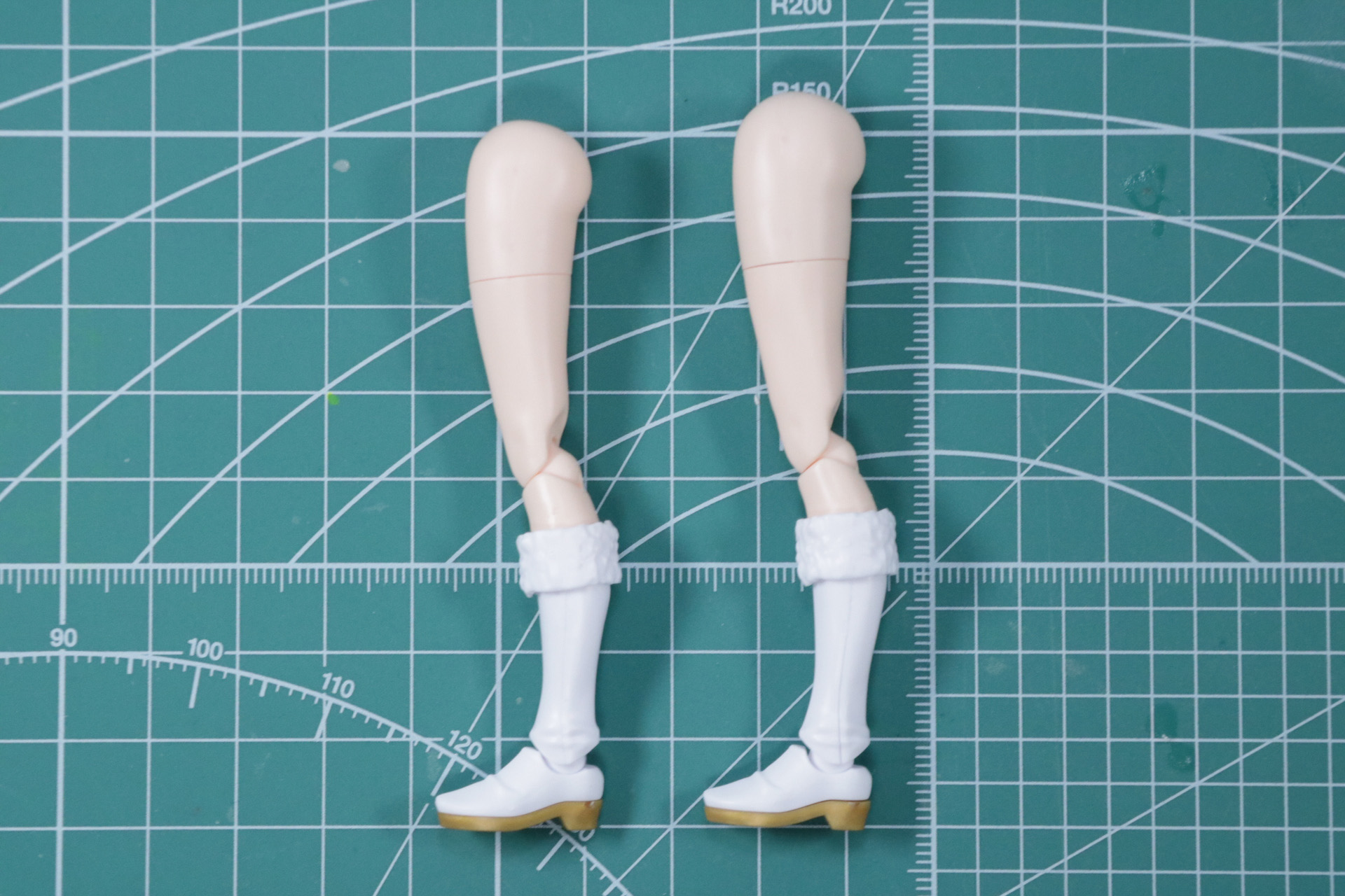 「30MS オプションボディパーツ ビヨンドザブルースカイ1[カラーA]」（左）と比較