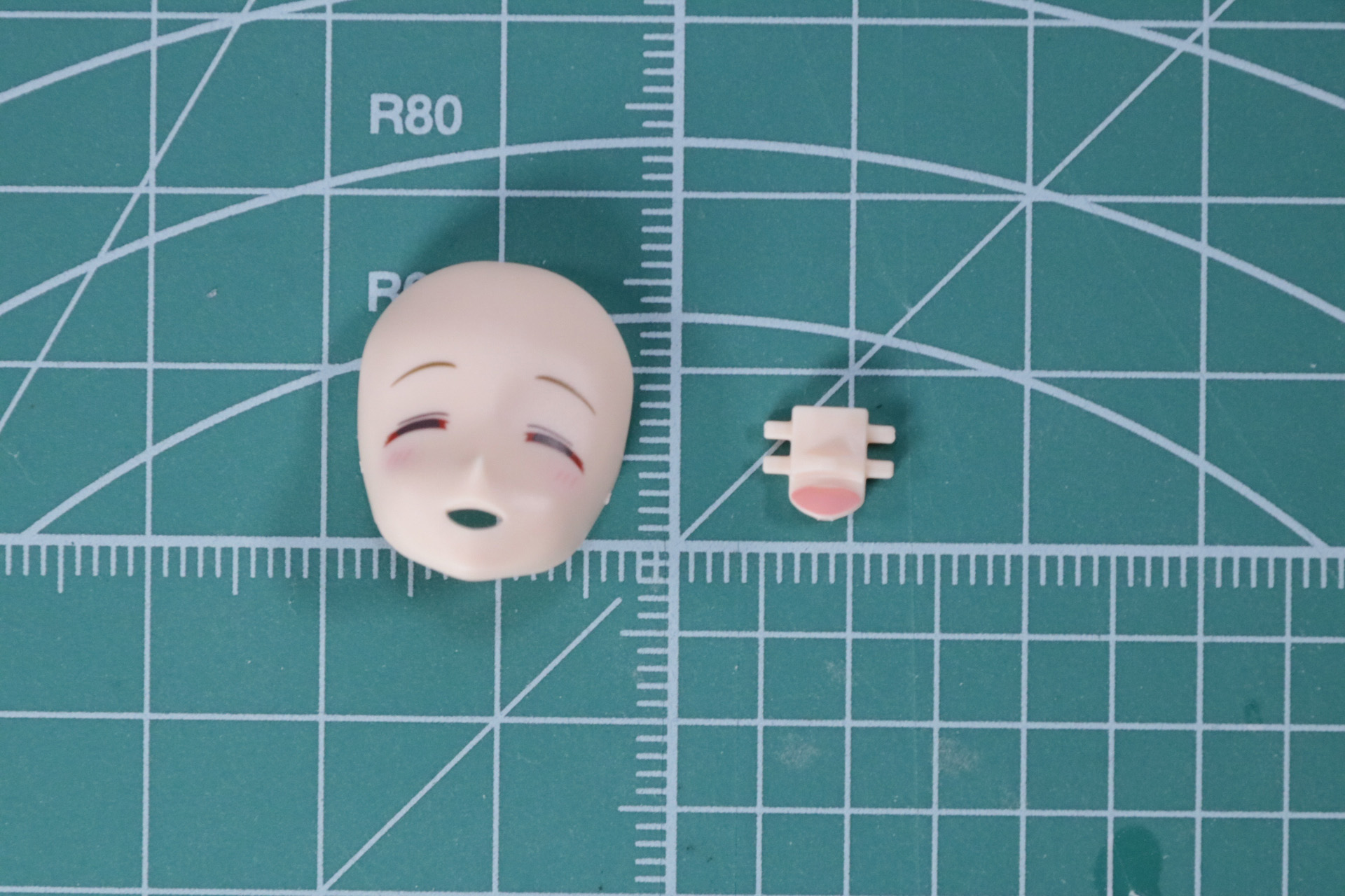 フェイスパーツは別パーツの口元を組み立てる