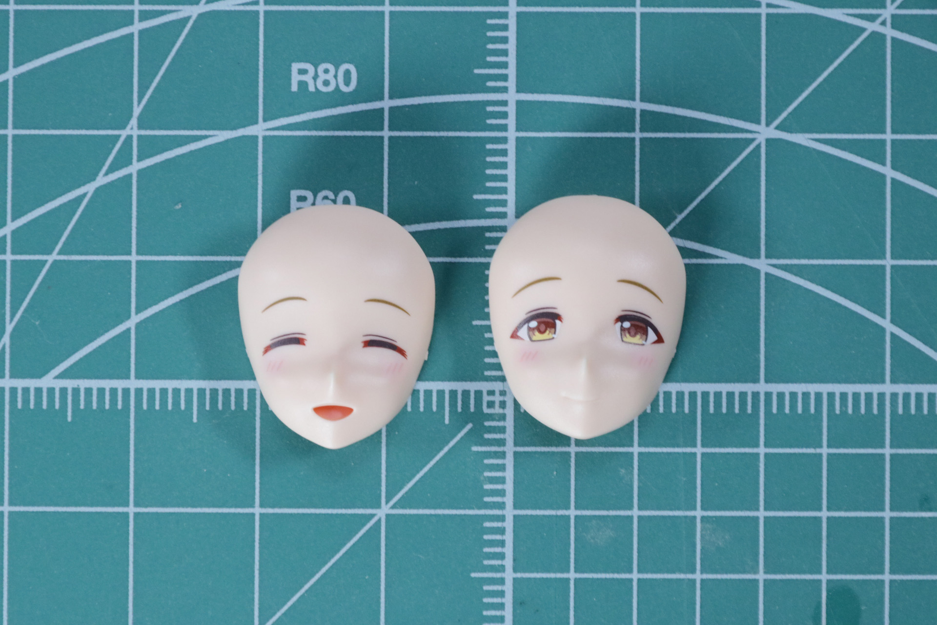 三つ編みの編み込みや前髪パーツは左右の長さの違いが表現されている