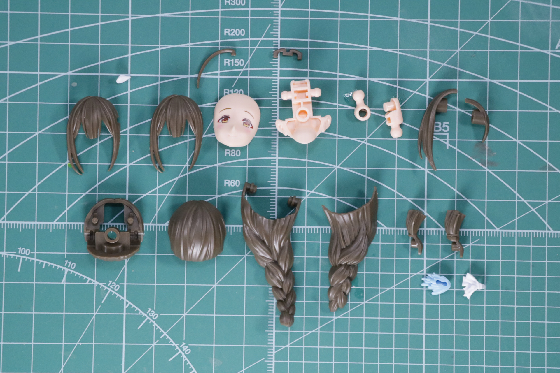 三つ編みの編み込みや前髪パーツは左右の長さの違いが表現されている