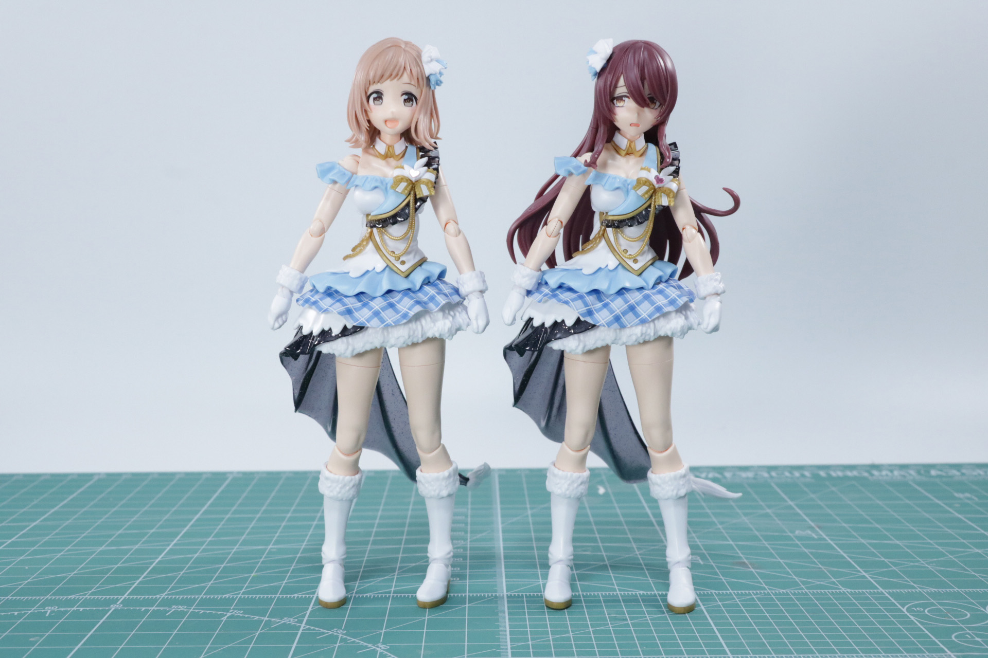 「30MS 櫻木真乃」（左）と「30MS オプションヘアスタイル&フェイスパーツ 大崎甜花」＋「30MS オプションボディパーツ ビヨンドザブルースカイ1[カラーA]」（右）