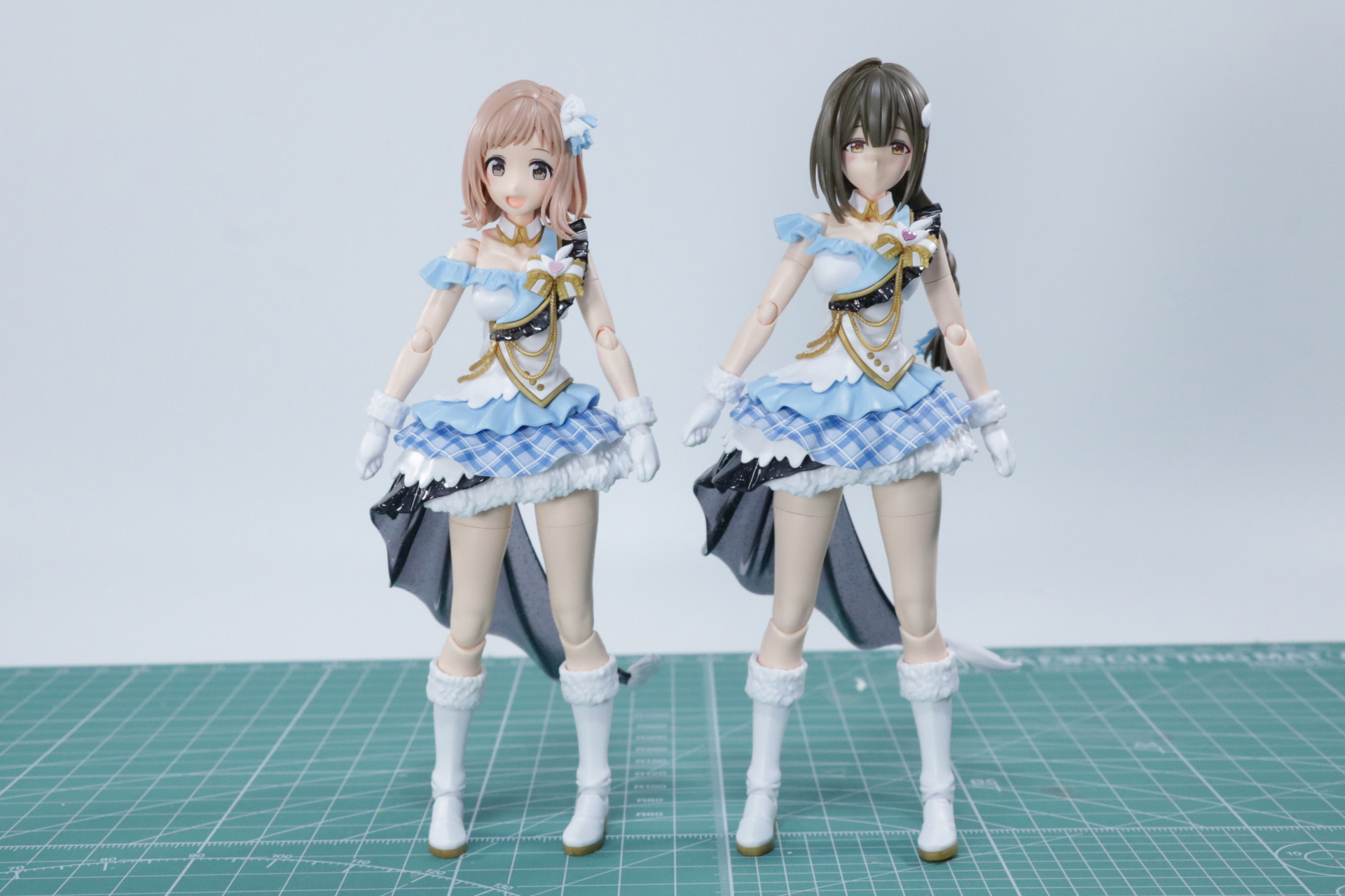 「30MS 櫻木真乃」（左）と「30MS オプションヘアスタイル&フェイスパーツ 桑山千雪」＋「30MS オプションボディパーツ ビヨンドザブルースカイ2[カラーA]」（右）