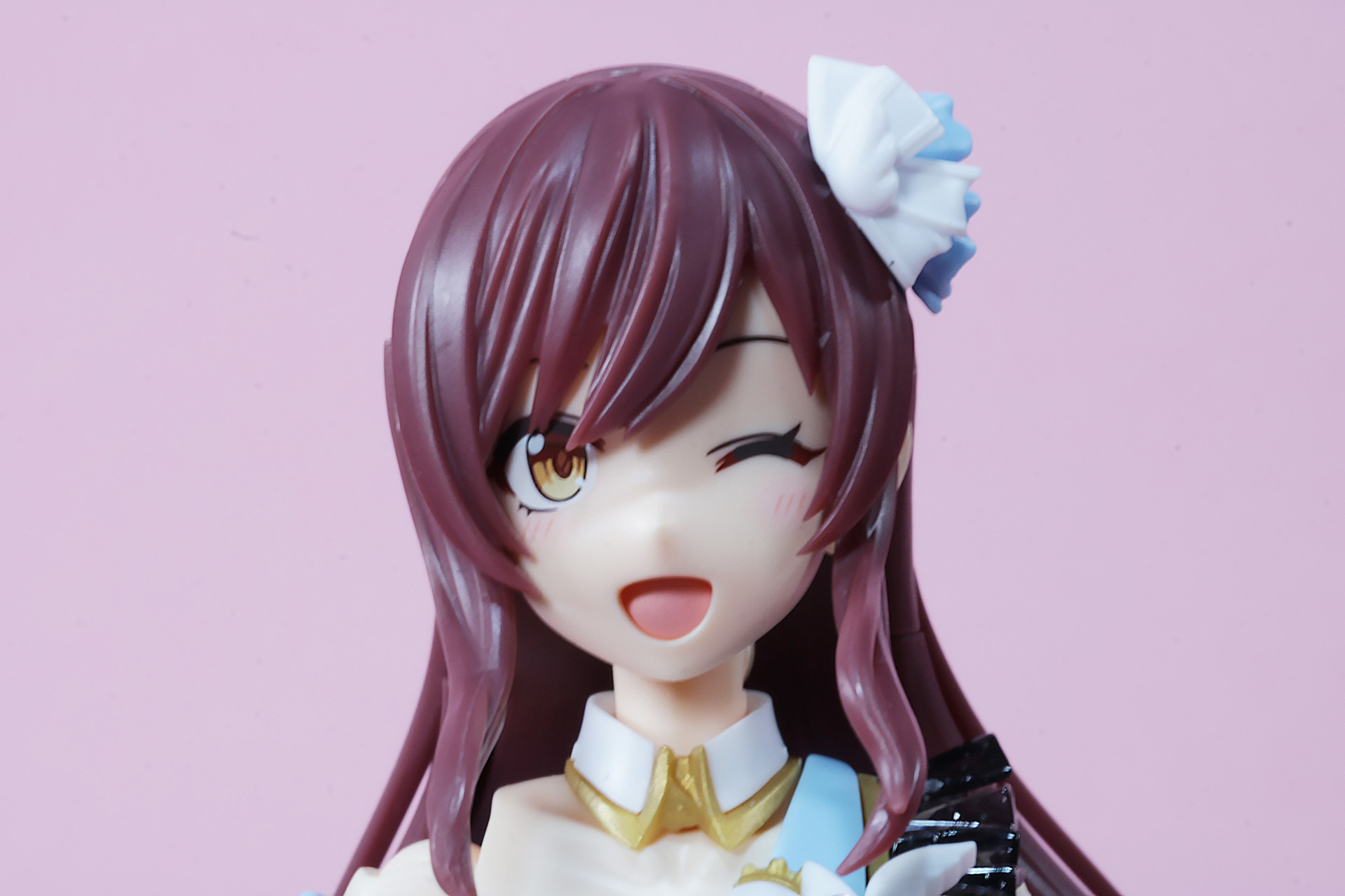 大崎甘奈の印象的なウインク表情