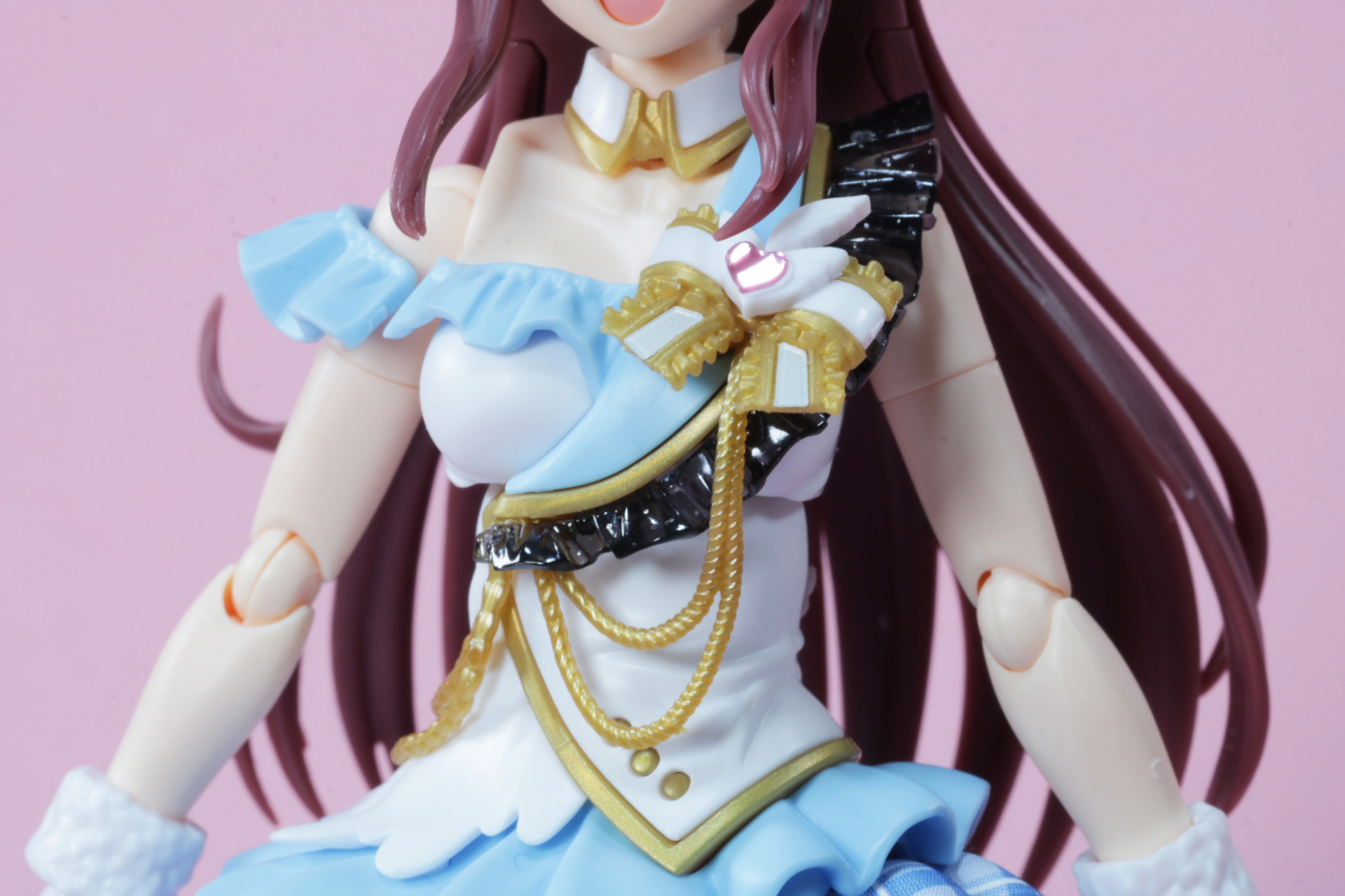 フリルやアクセサリ、ボタンまでしっかり表現されている