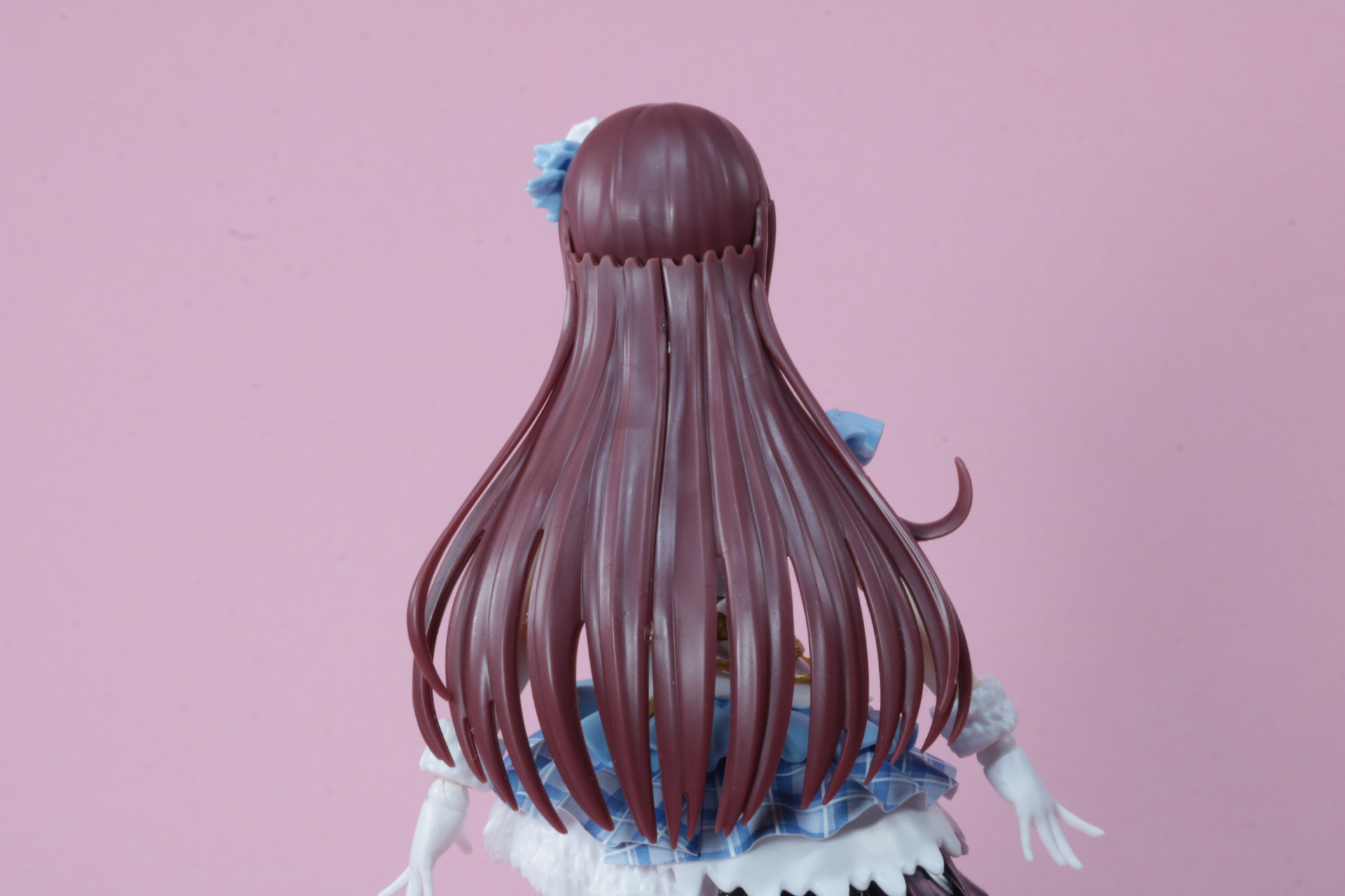 ロングヘアは髪の流れや毛先も細かく造形されている