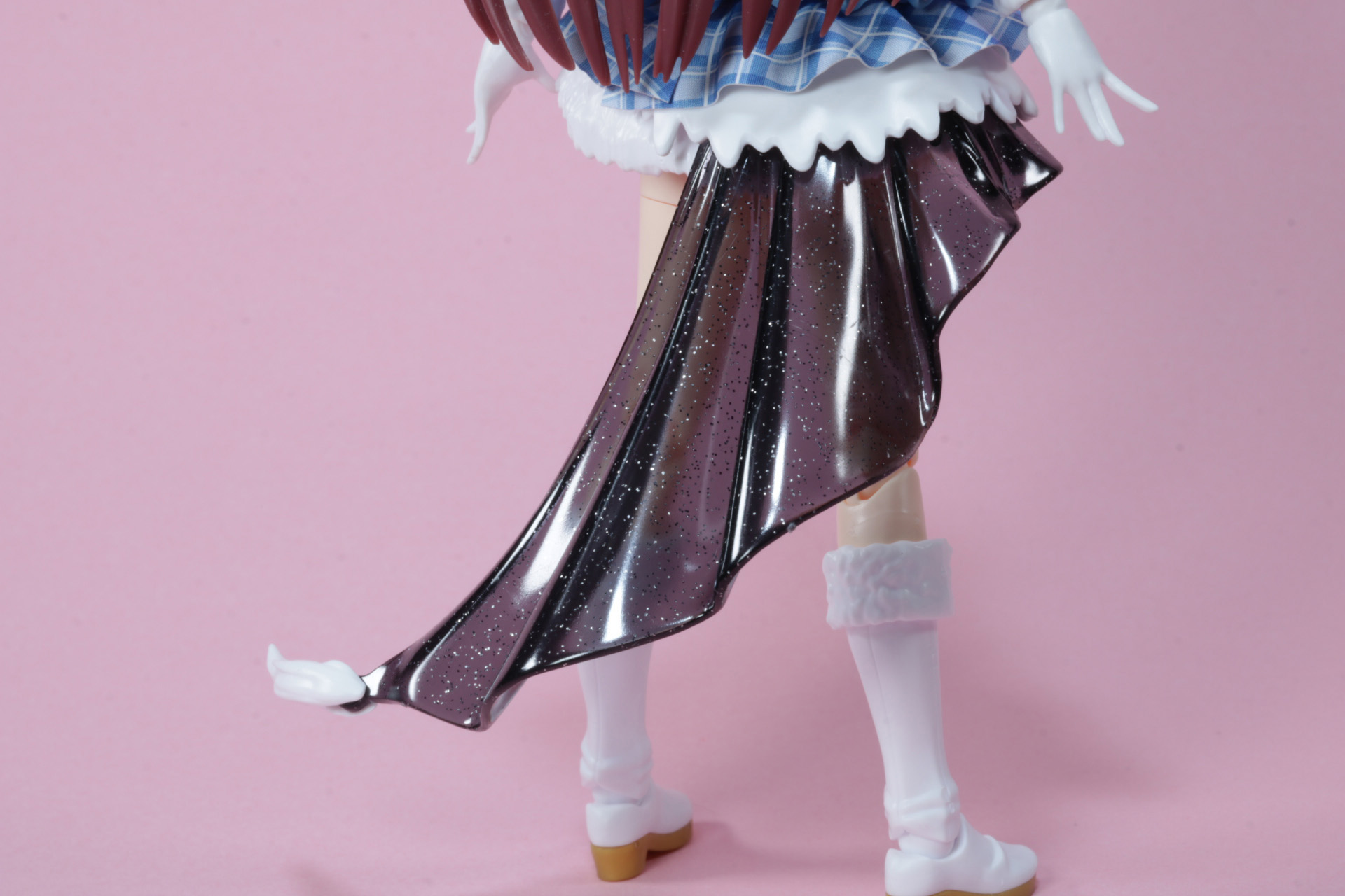 背面に伸びるスモーククリアのスカートも波打ち躍動感ある仕上がりとなっている