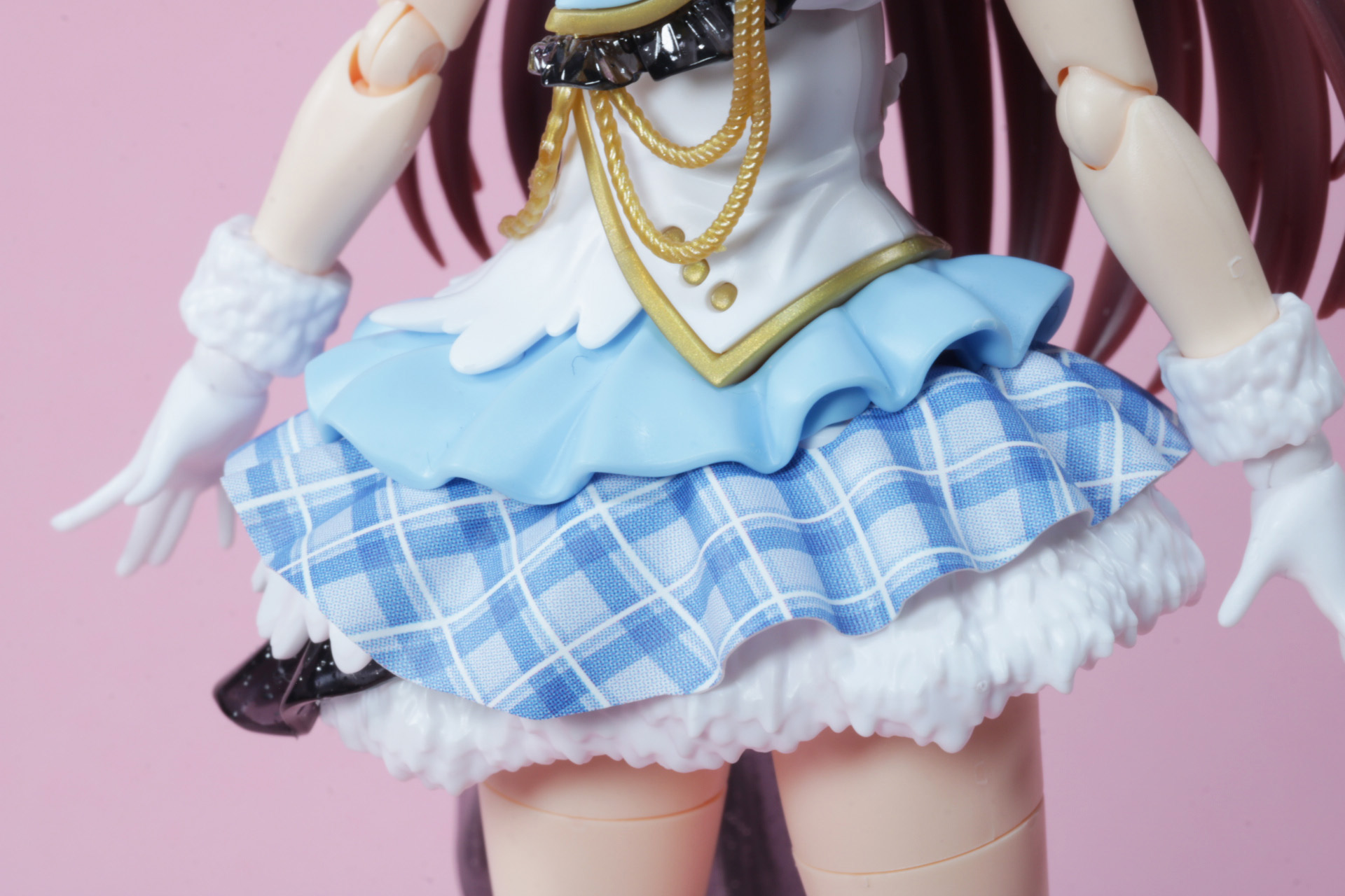 重なったスカートのすそも細かく造形されている