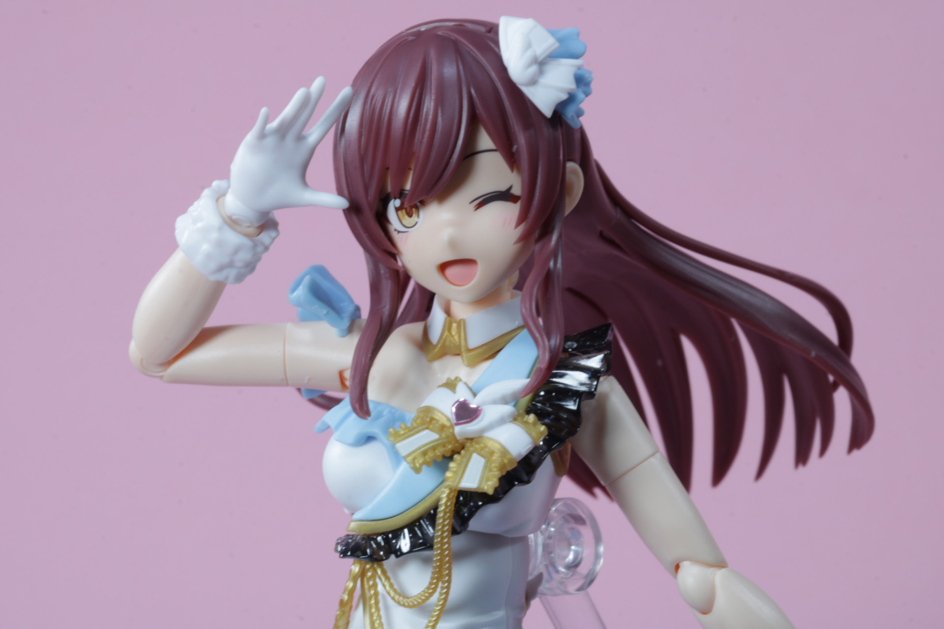 後ろ髪は可動し、躍動感あるポージングが可能