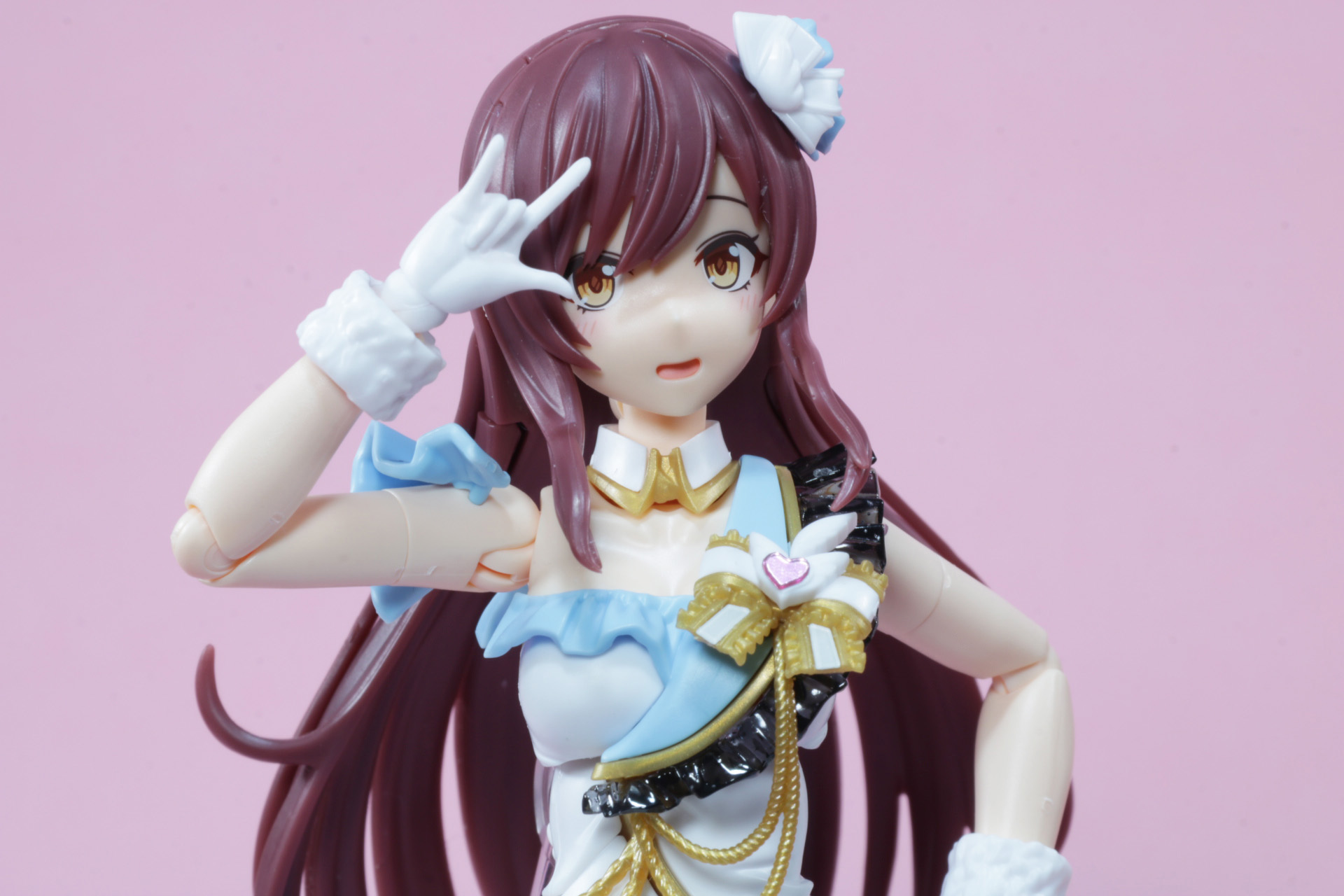 マイクを手に歌う姿