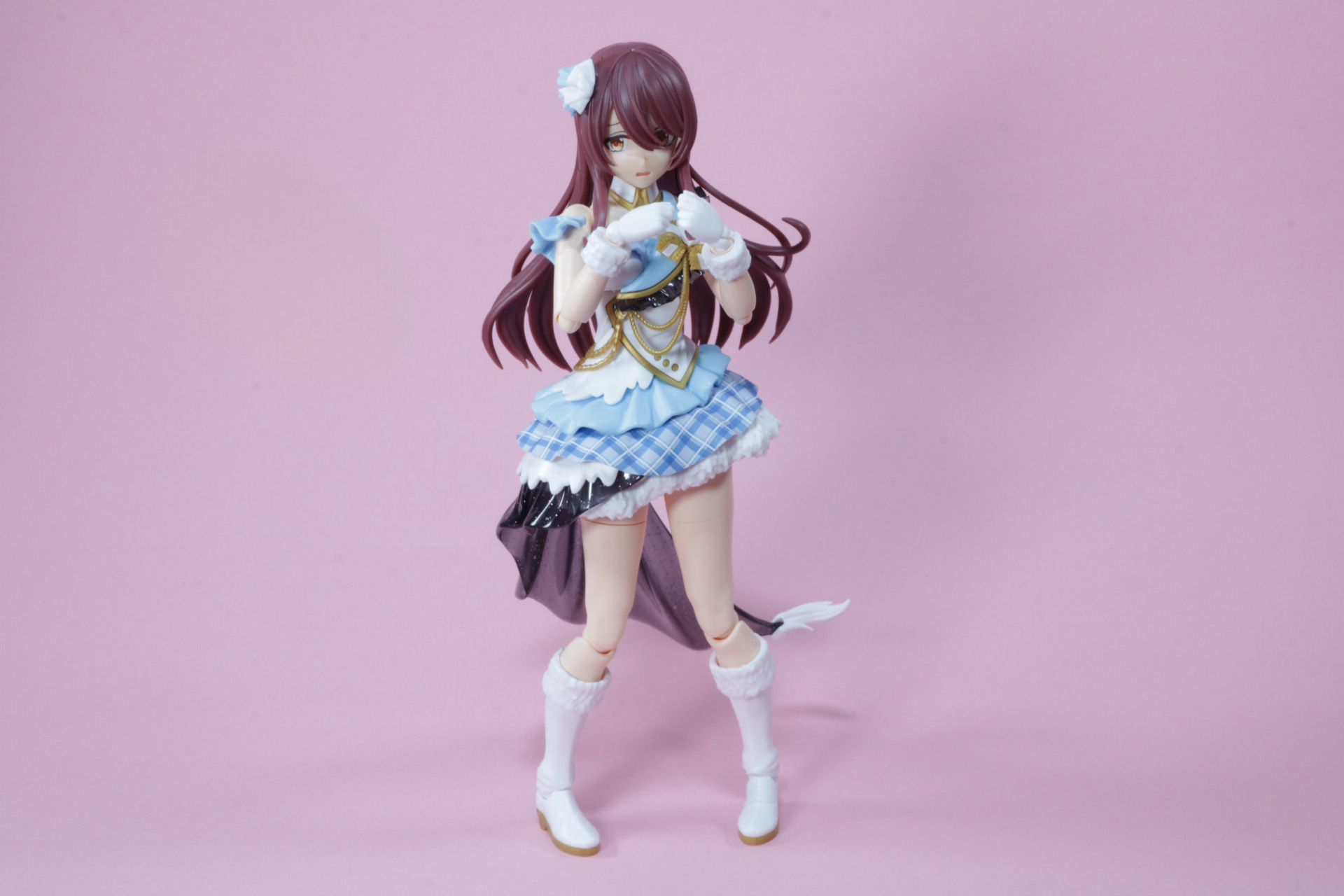 ビヨンドザブルースカイを着てちょっぴり恥ずかし気な大崎甜花