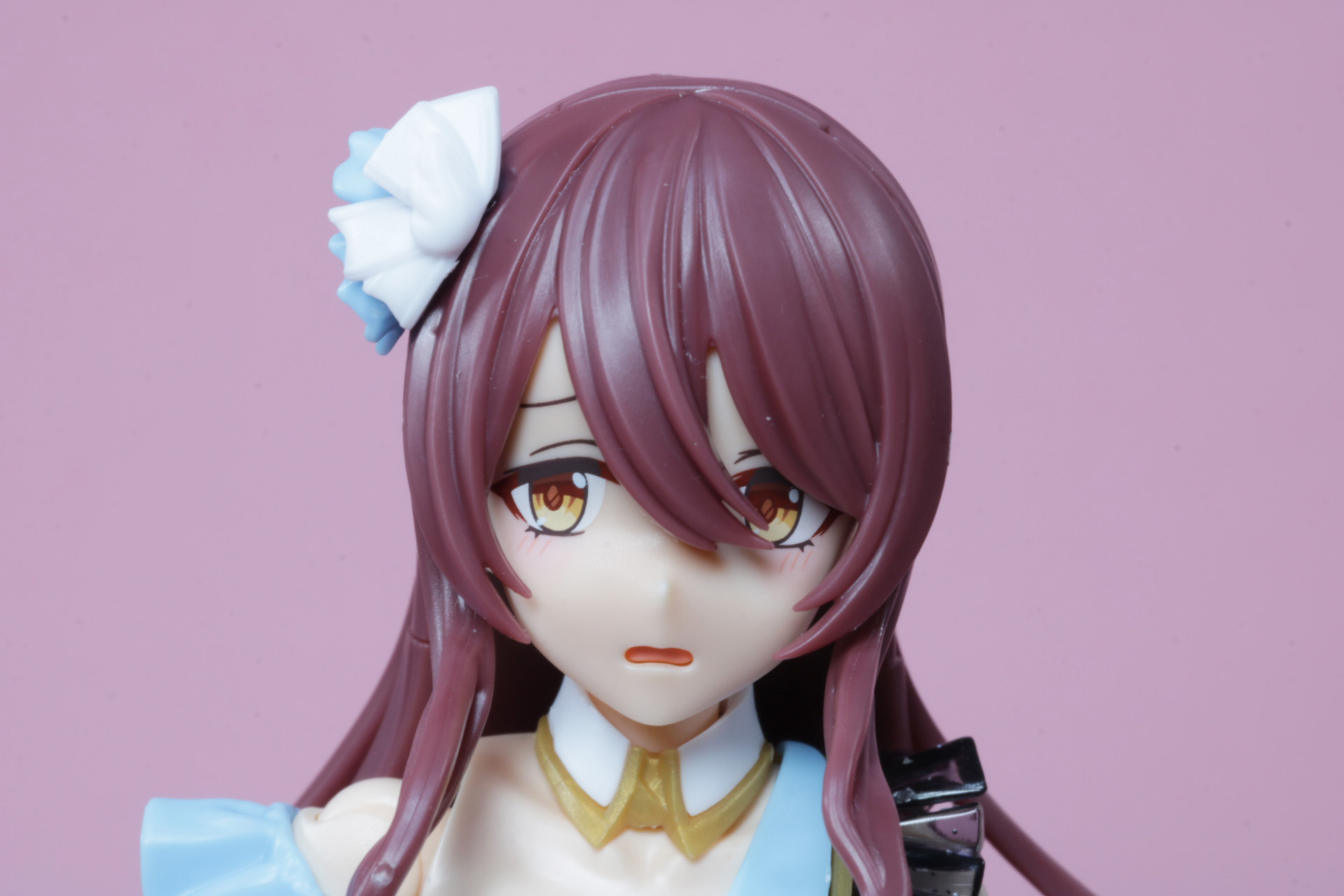 眉をひそめた困り顔