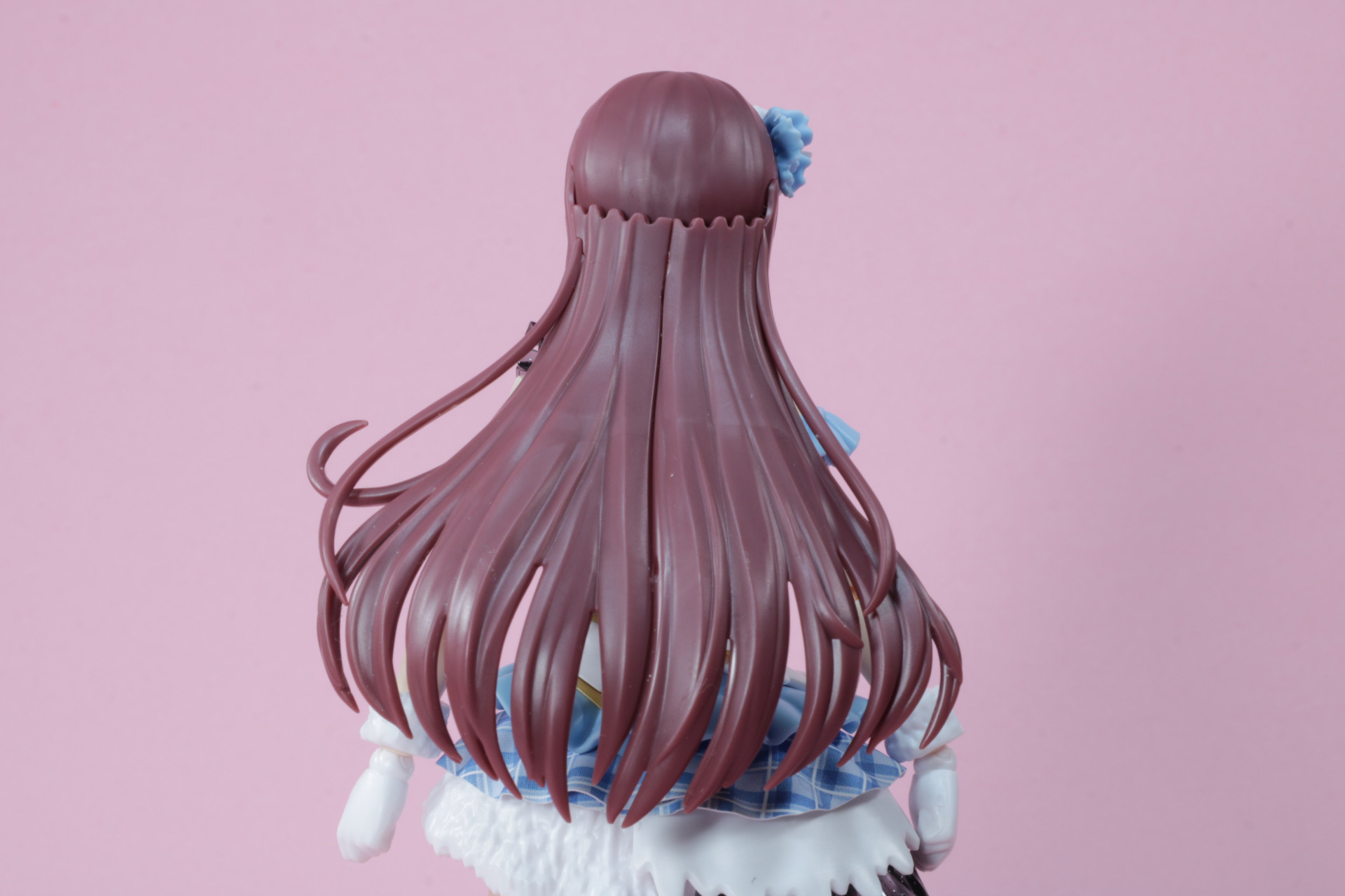 後ろ髪は少し広がりのある造形