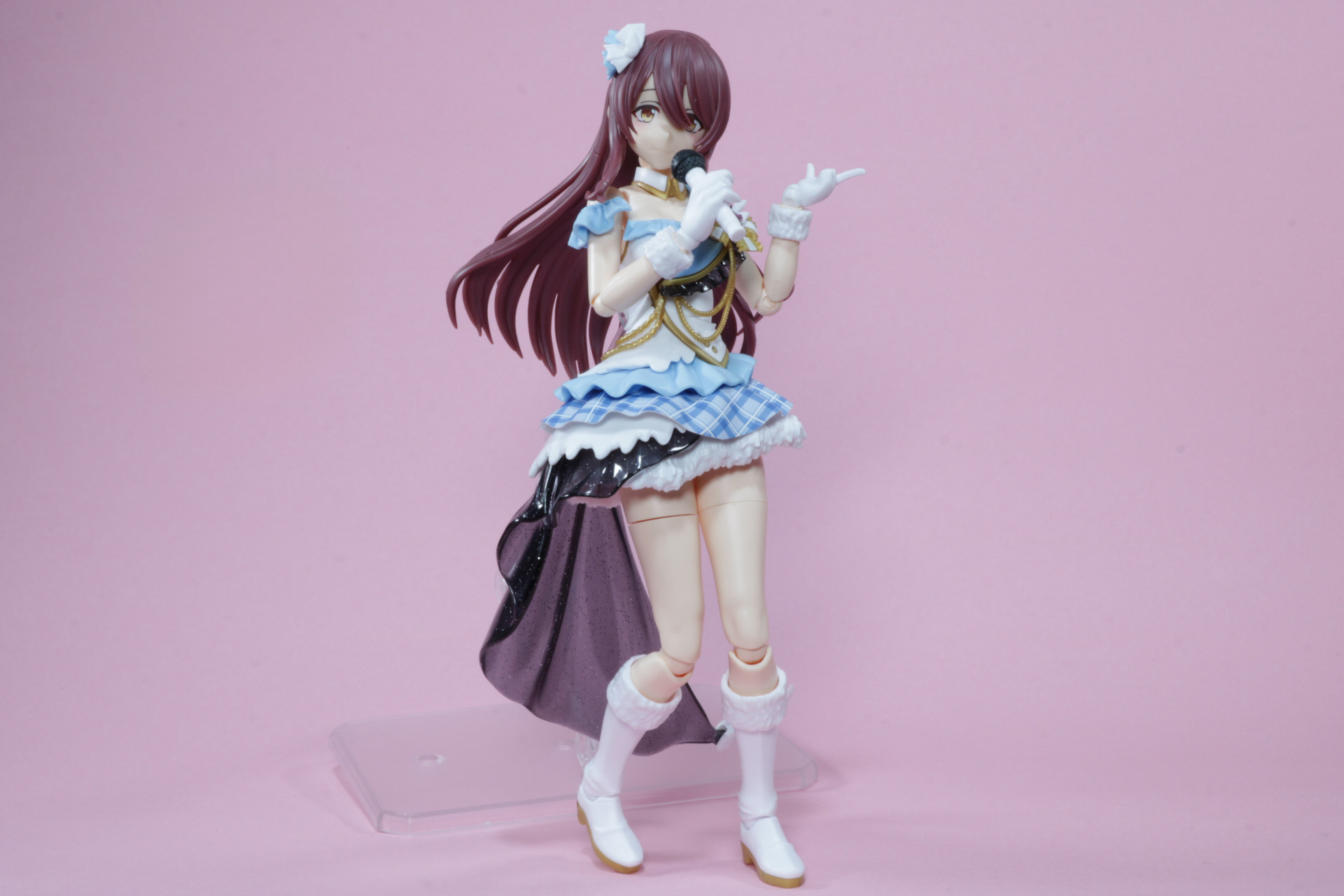 笑顔でステージに立つ大崎甜花