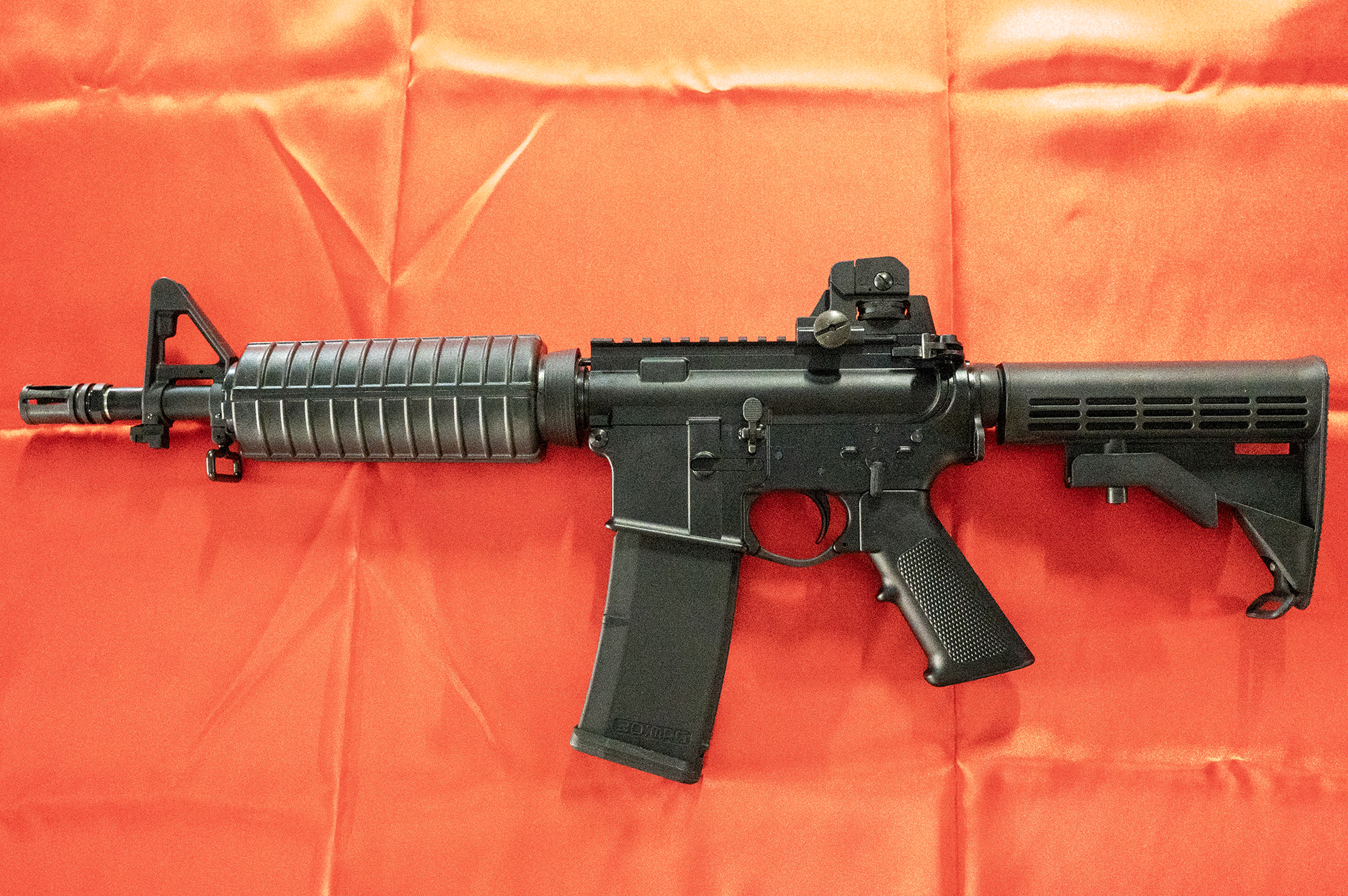 およそ10年ぶりに発売されたアサルトライフルタイプのモデルガンM4 10.5inch ショートモデル。取り回しの良いショートバレルは、実戦的な印象を与えてくれる。