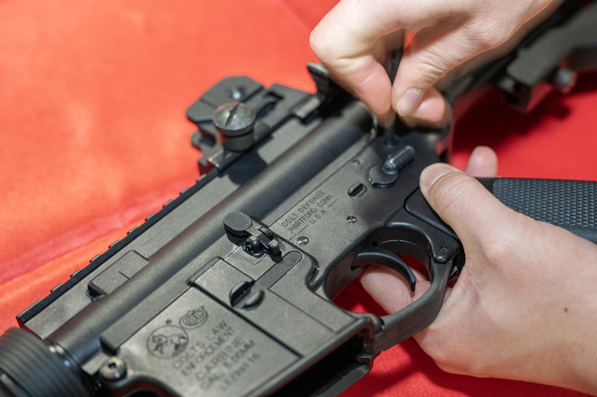 ローダーを使ってレシーバーロックピンを押し出す。ダミーカートを使用すると実銃同様のフィールドストリッピングの気分を味わえる。（米軍マニュアルでは、カートリッジを使用して結合ピンを押し出す）