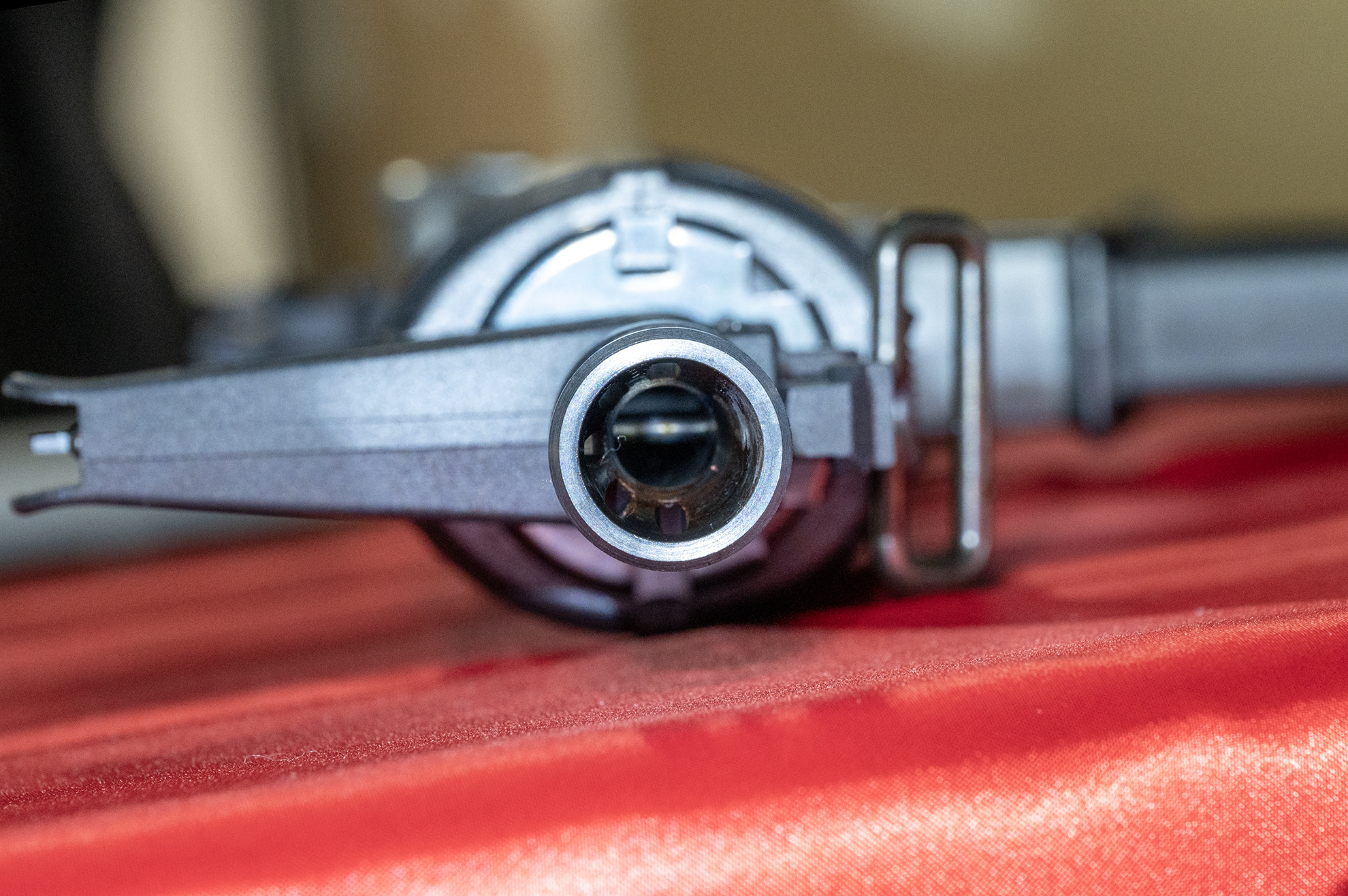 バレルには、インサートが入っており実弾の発射や不正な改造を防止している。音抜け、煙抜けが良いのは樹脂製モデルガンならではだ。（金属製モデルガンは、銃身は完全に埋められていなければならないが、樹脂製モデルガンは、バレルにインサートがあれば貫通している構造が許されている）