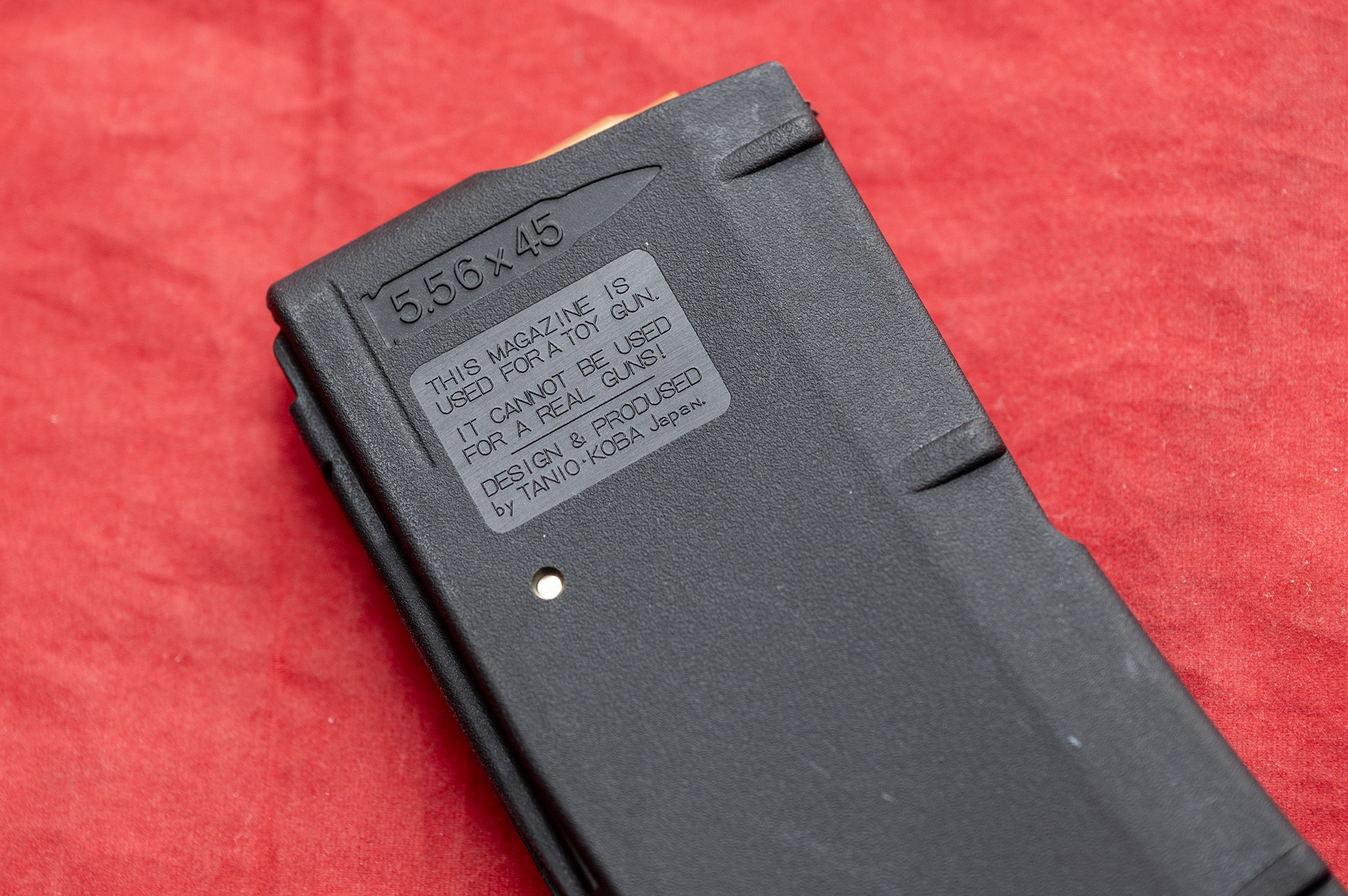 MAGPLE社のアドバイスを受けて設計されたプラスチックマガジン。実物のPMAG同様側面の窓から残弾数を確認することができる。