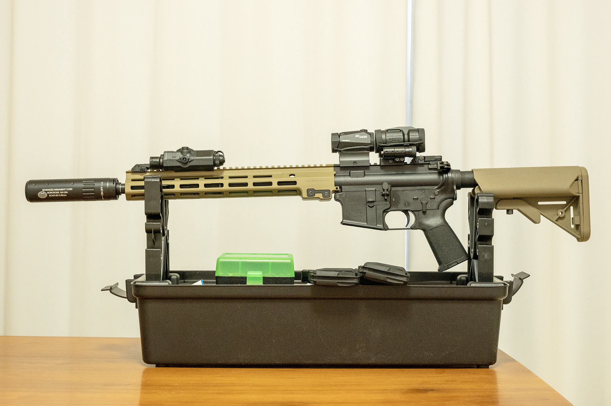 Project M4カスタムのモデルガン。市販品とほぼ同じ価格でカスタム済みのモデルを入手できた。ドットサイトなどのアクセサリーはエアガン用を流用しているので、実質無料でカスタマイズできたことになる