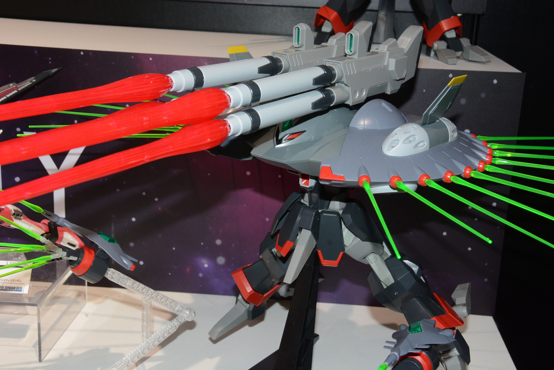 MA形態はビグザムも思わせるシルエットだ