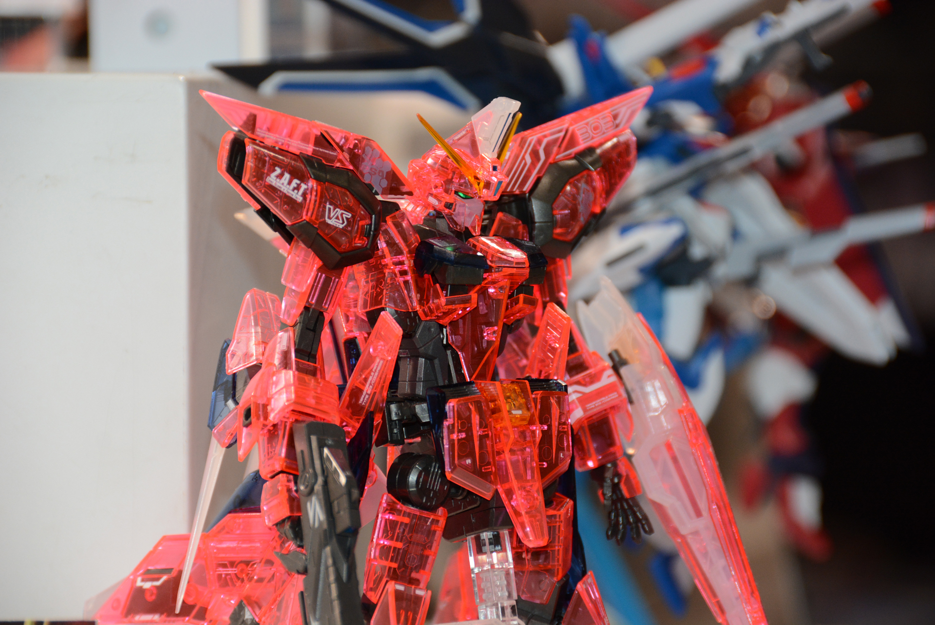 側面を見ると大きなセンサーがはっきりわかる