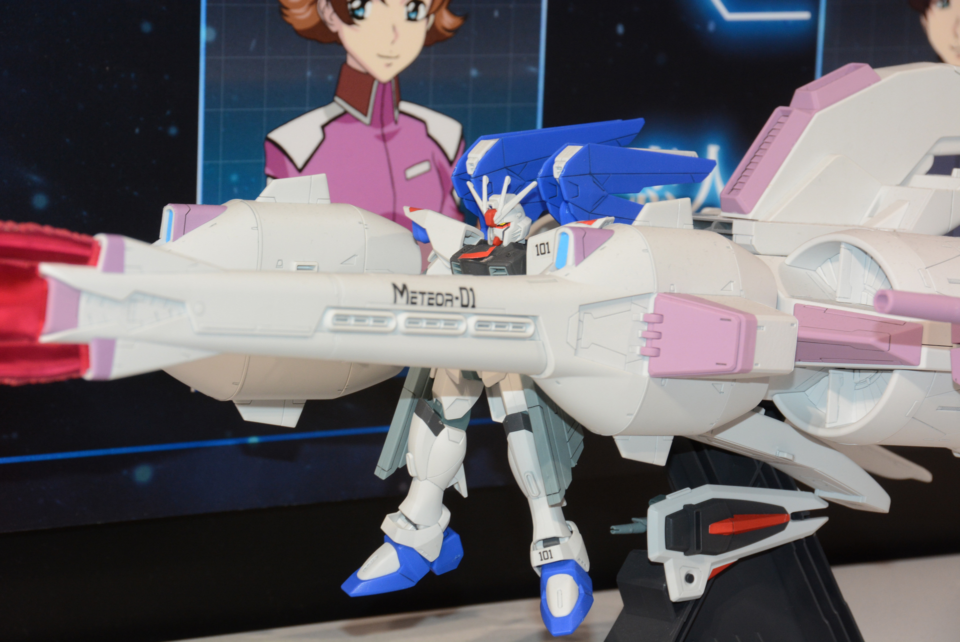 中央にフリーダムガンダムが合体している