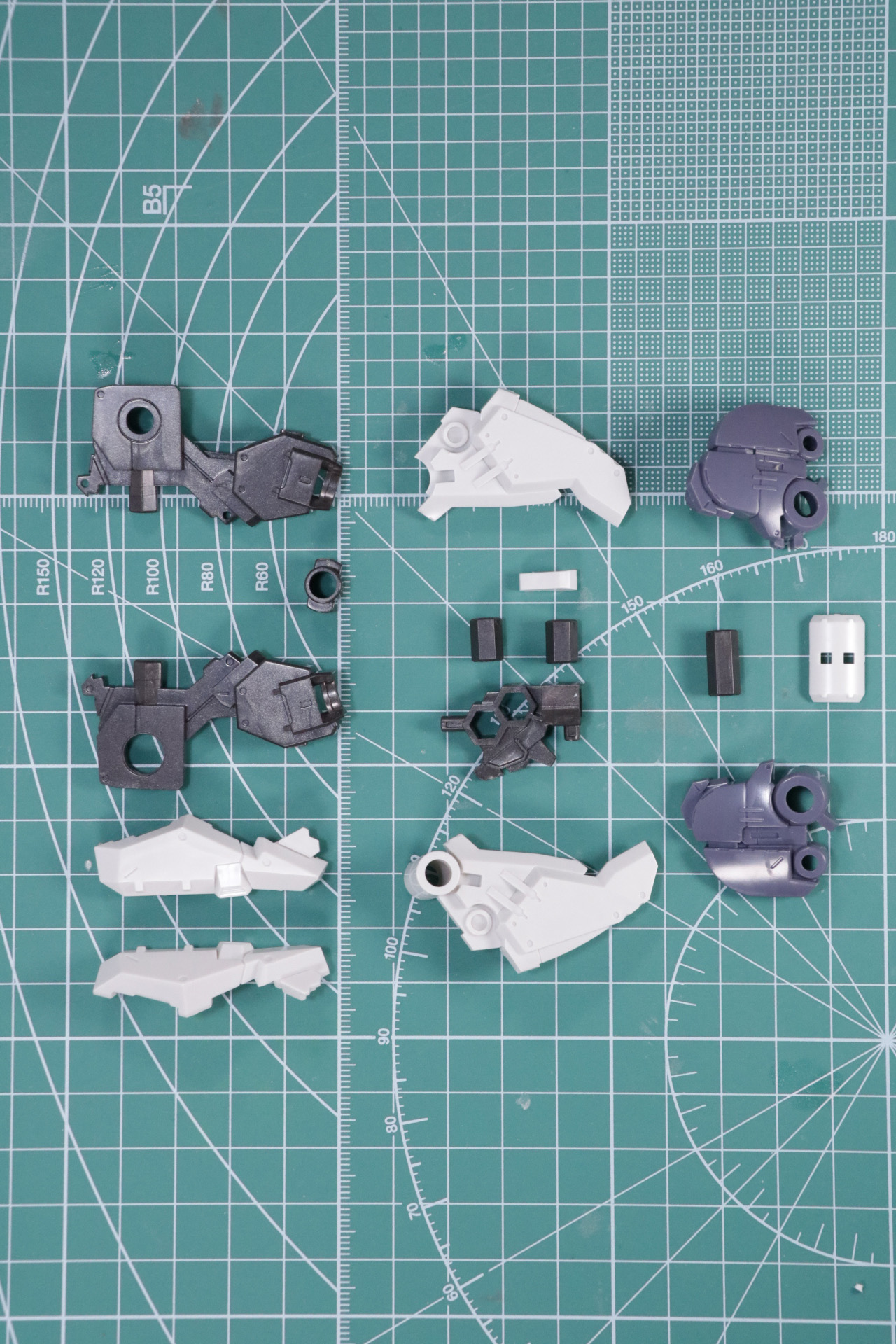 中間ユニット。メカらしいデザインとなっている