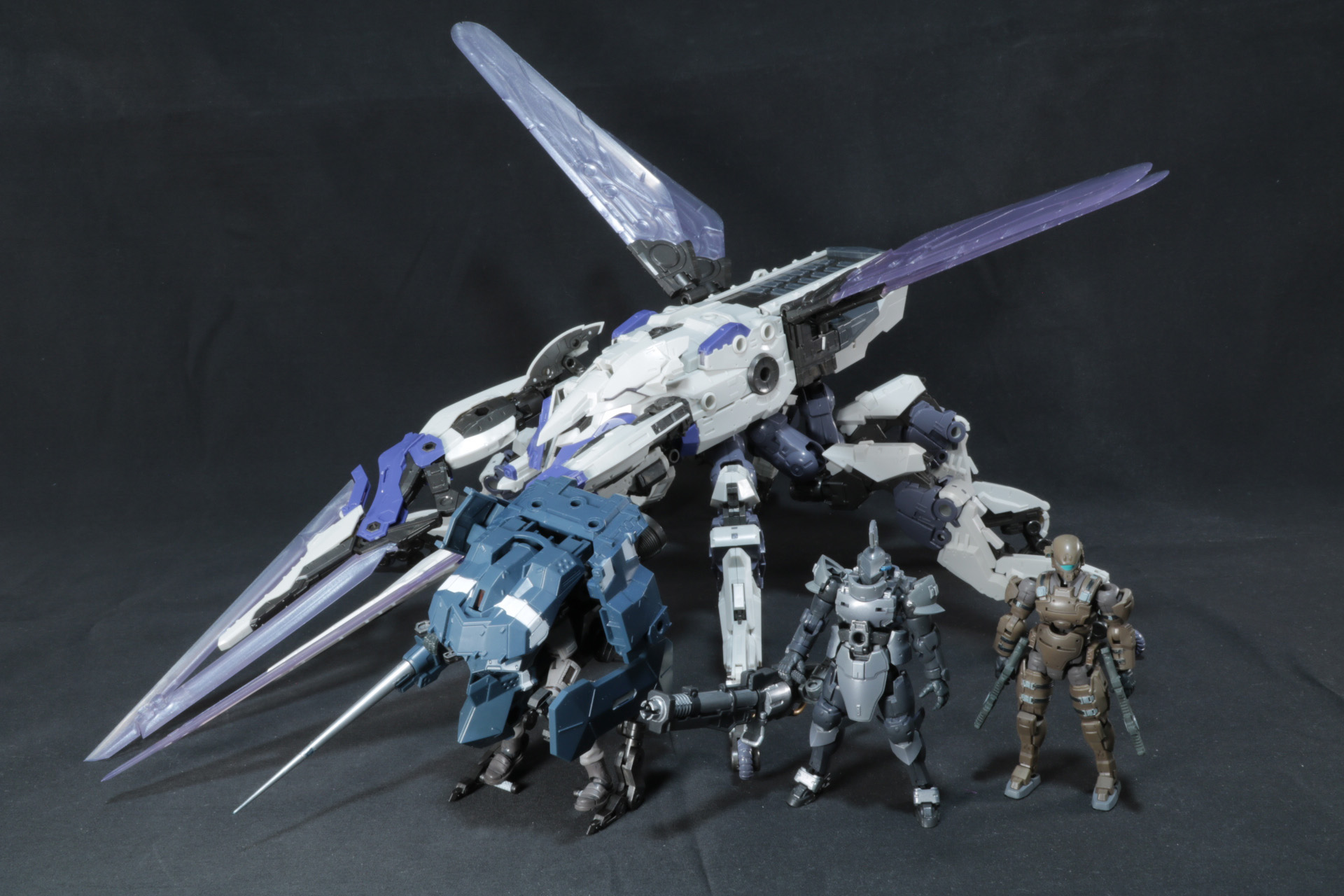 「ゲルトルード」大きさ比較。左から「飛行ユニット ウッドペッカー」、「ガバナー アーマータイプ：ナイト【ネロ】」、「ガバナー ウォーメイジ・ヘッツァー」※「ゲルトルード」以外のキットは塗装しています