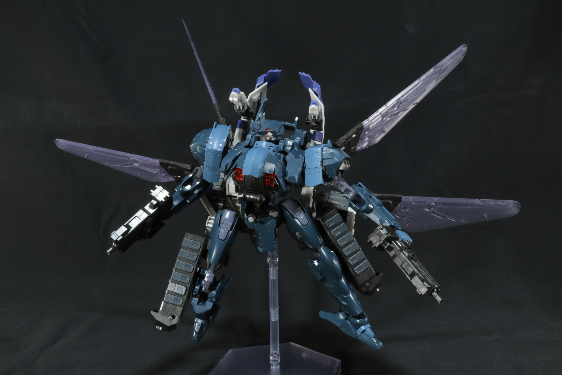 「オーニソプターウイング」を装備した「ヘキサギア バルクアームλ ジャッカル」