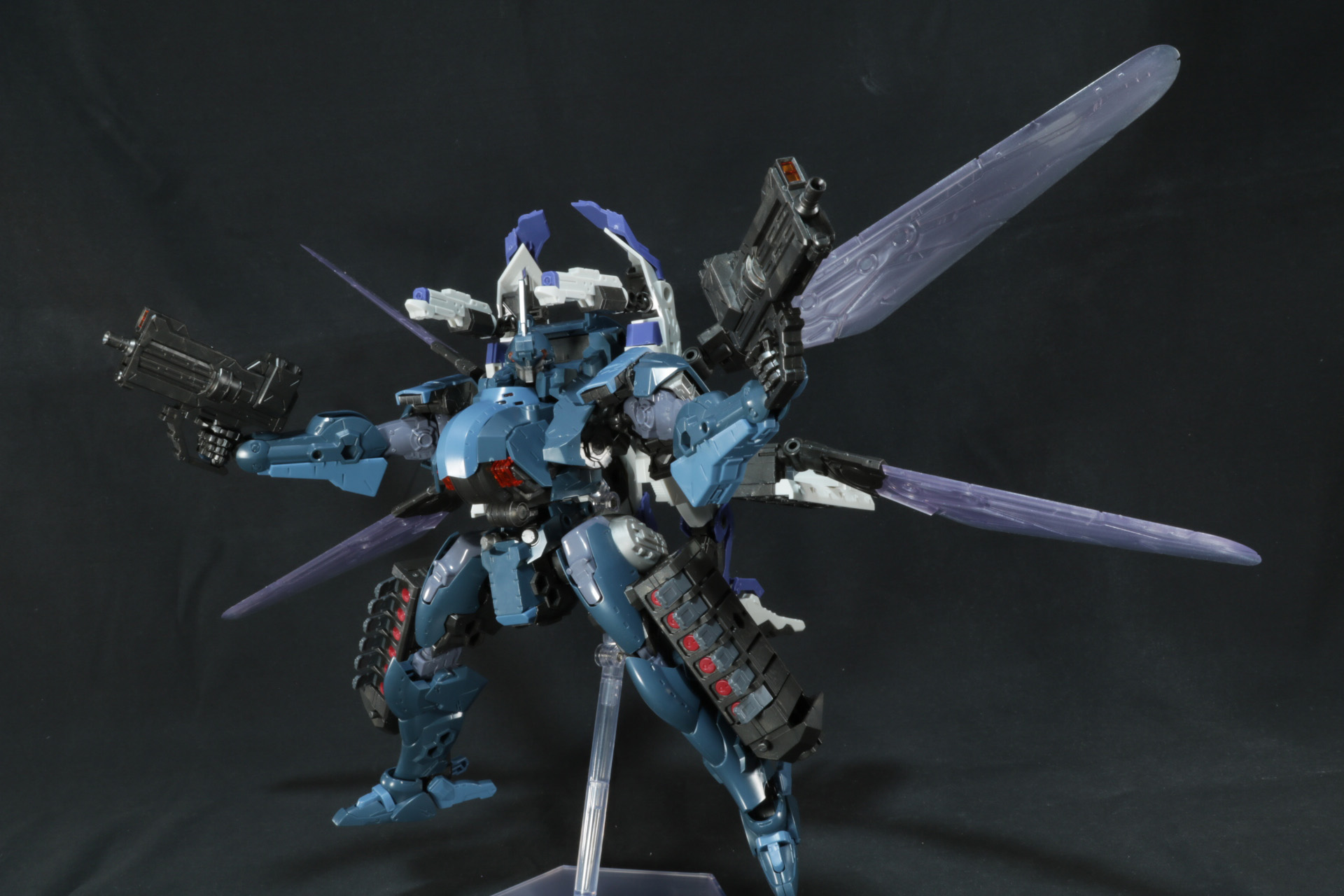 脚部の「マルチロックミサイル」の開放で迫力あるポーズも取れる