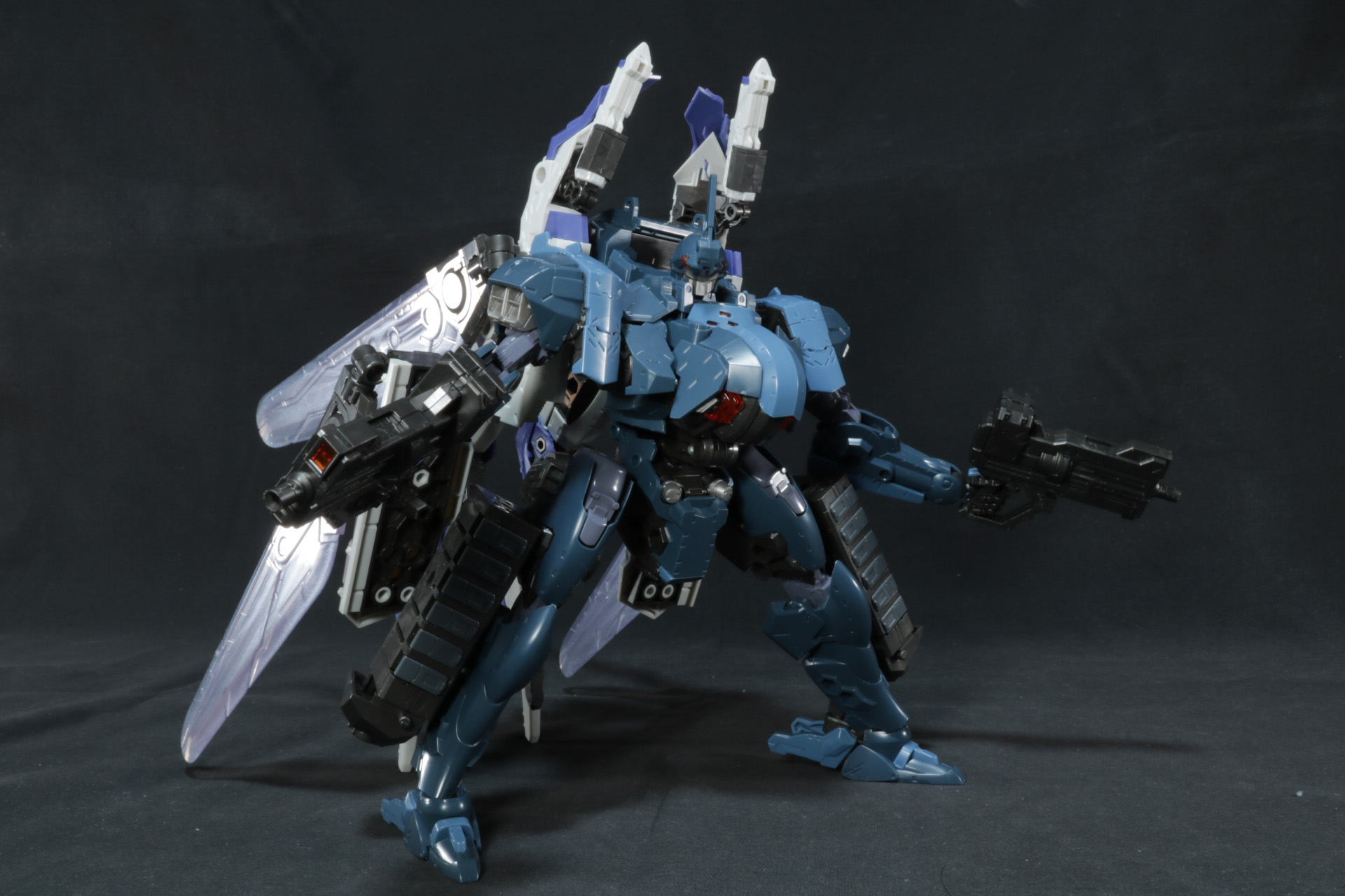 地上では「オーニソプターウイング」を畳んで立つ姿もできる