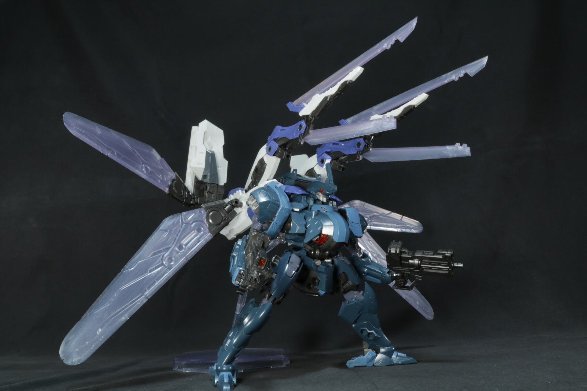 「オーニソプターウイング」、「バイティングシザース」を広げてダイナミックに