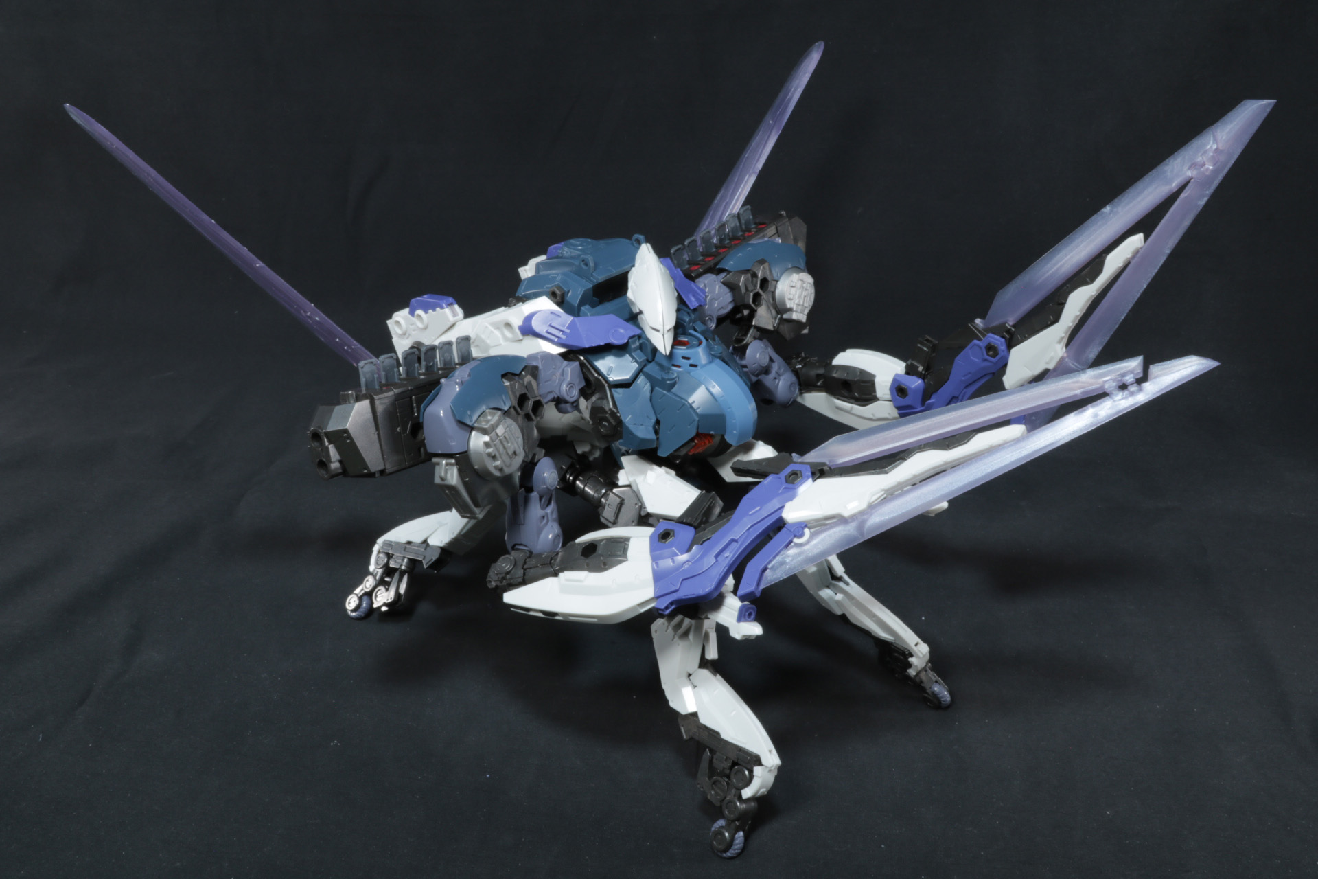 「バイティングシザース」は付属のトンファー型、剣型の柄を付けることで近接武器とすることができる