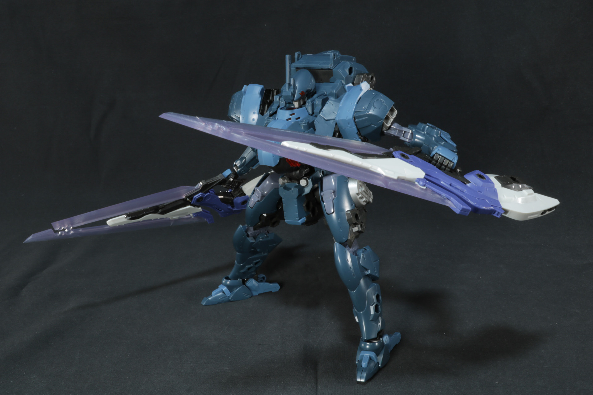 「バイティングシザース」は付属のトンファー型、剣型の柄を付けることで近接武器とすることができる