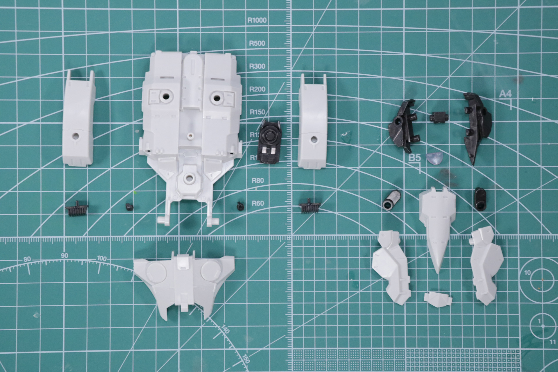 コックピットのハッチと前面パーツ。堅牢な外観と頭部ユニットと想像が膨らむデザインとなっている