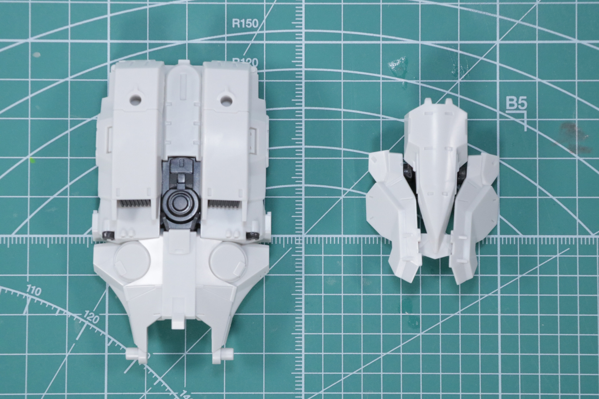 コックピットのハッチと前面パーツ。堅牢な外観と頭部ユニットと想像が膨らむデザインとなっている