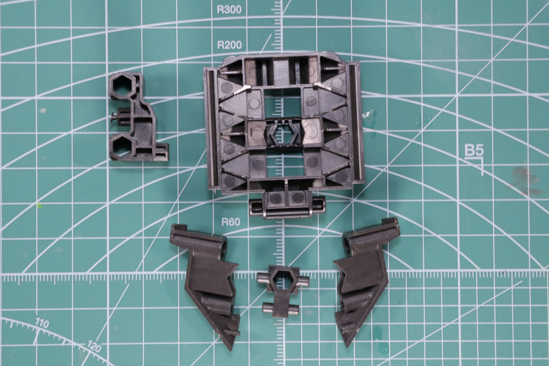 底面部はガンメタリックの硬質な雰囲気が表現されている