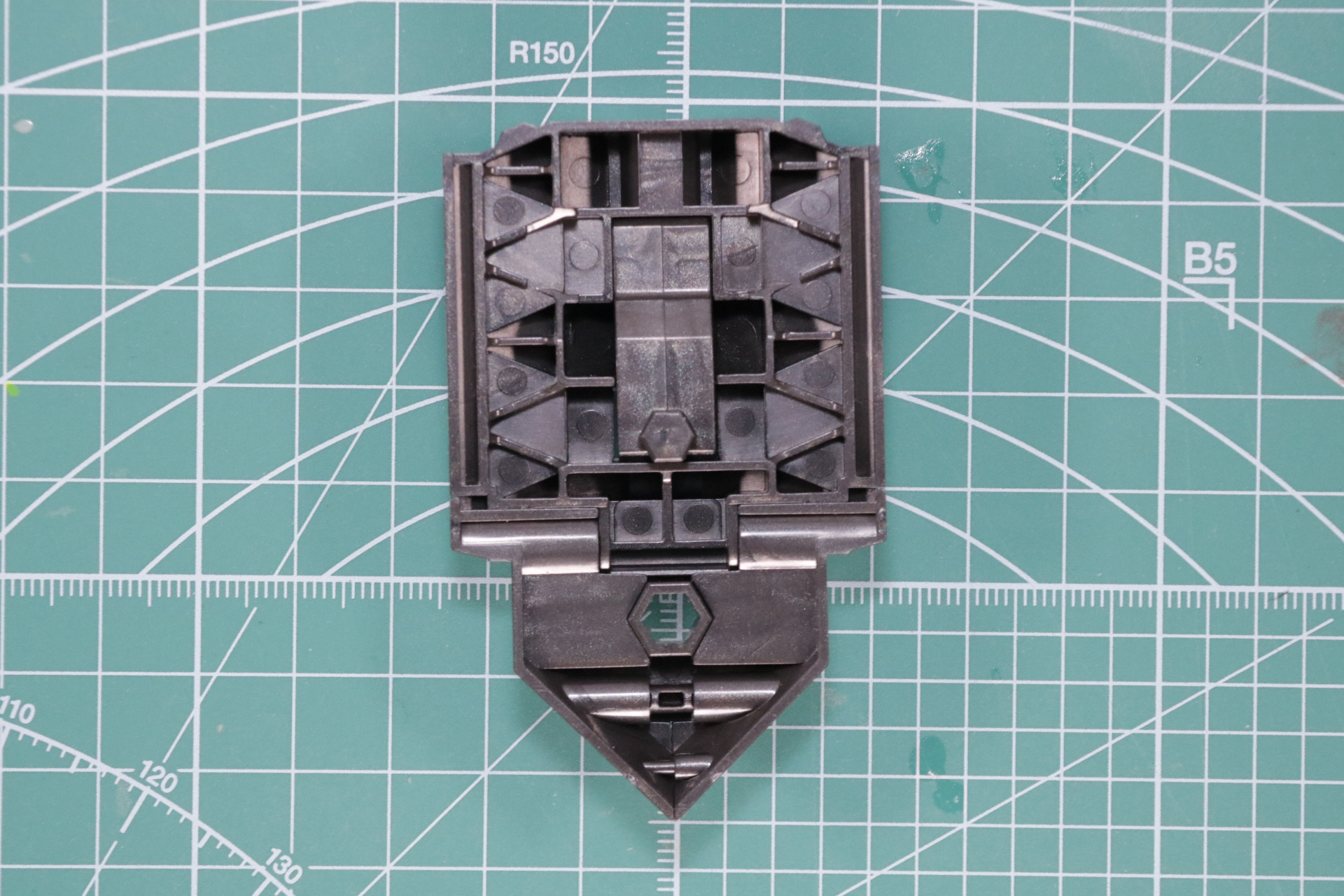 底面部はガンメタリックの硬質な雰囲気が表現されている