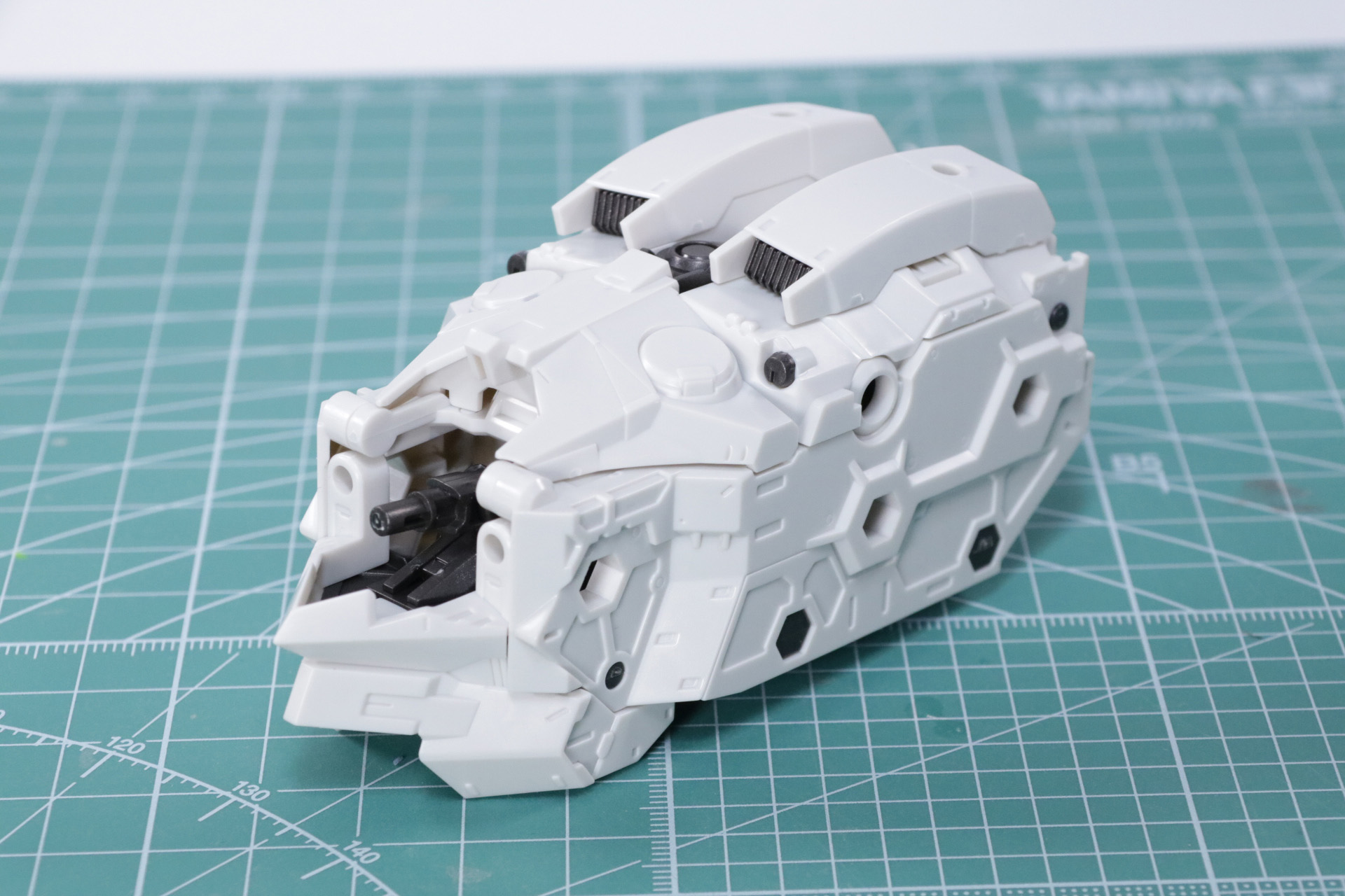 ハッチパーツと合わせて、基本となるコックピットを組み立てる。この状態では側面の六角形のヘキサグラムでカスタムがしやすくなっている