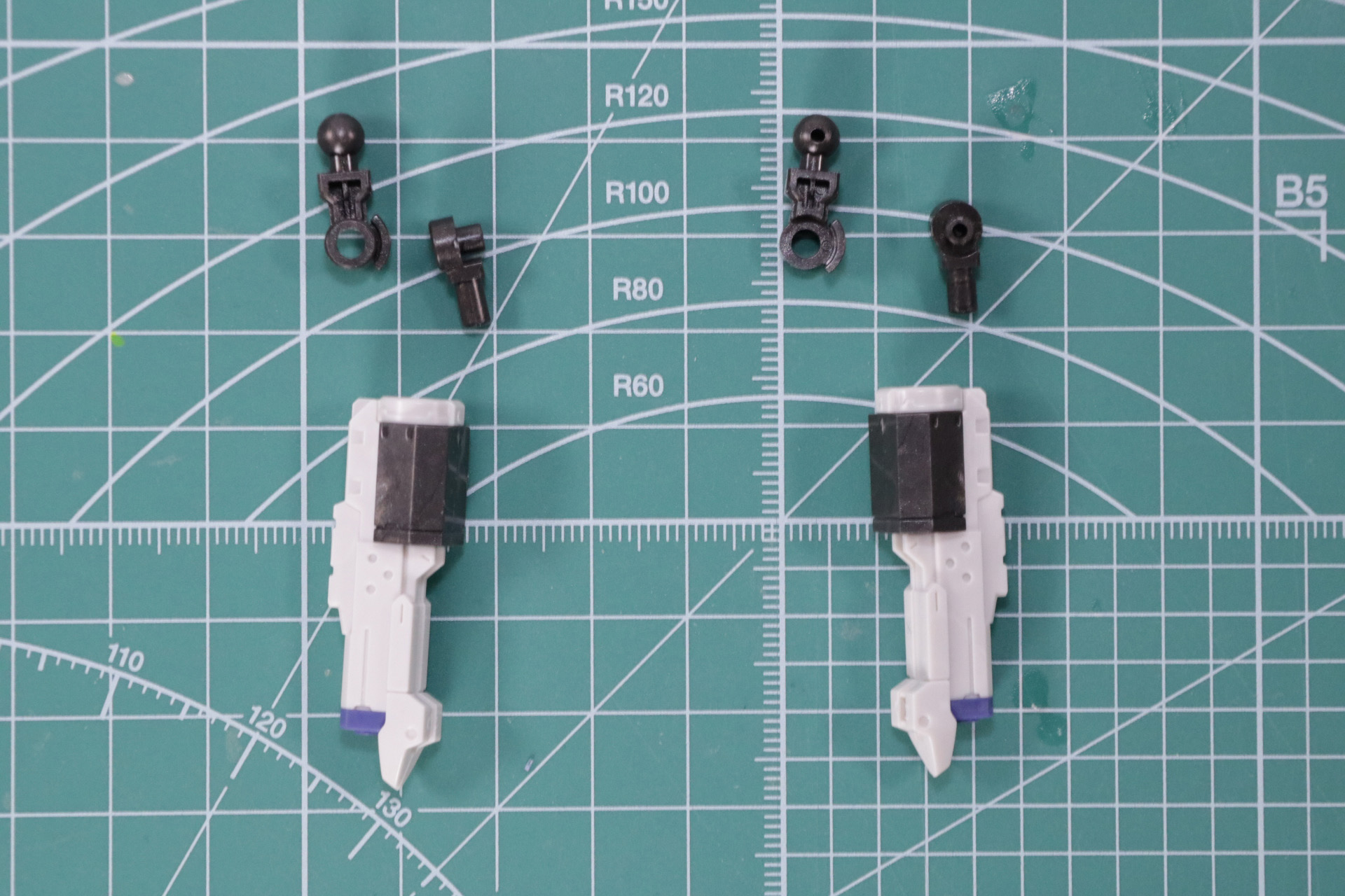 プラズマキャノンのアームパーツを組み立てる