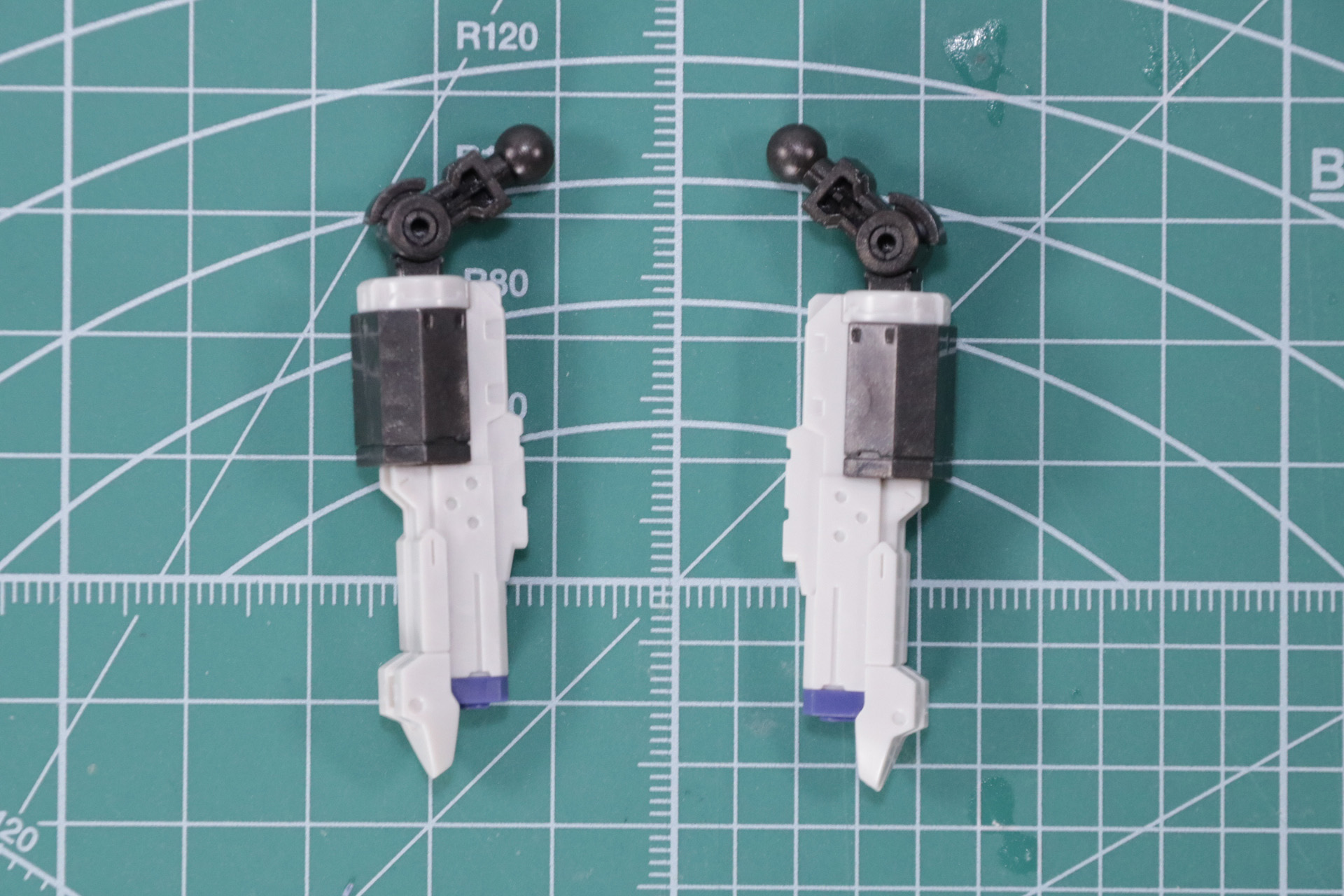 プラズマキャノンのアームパーツを組み立てる