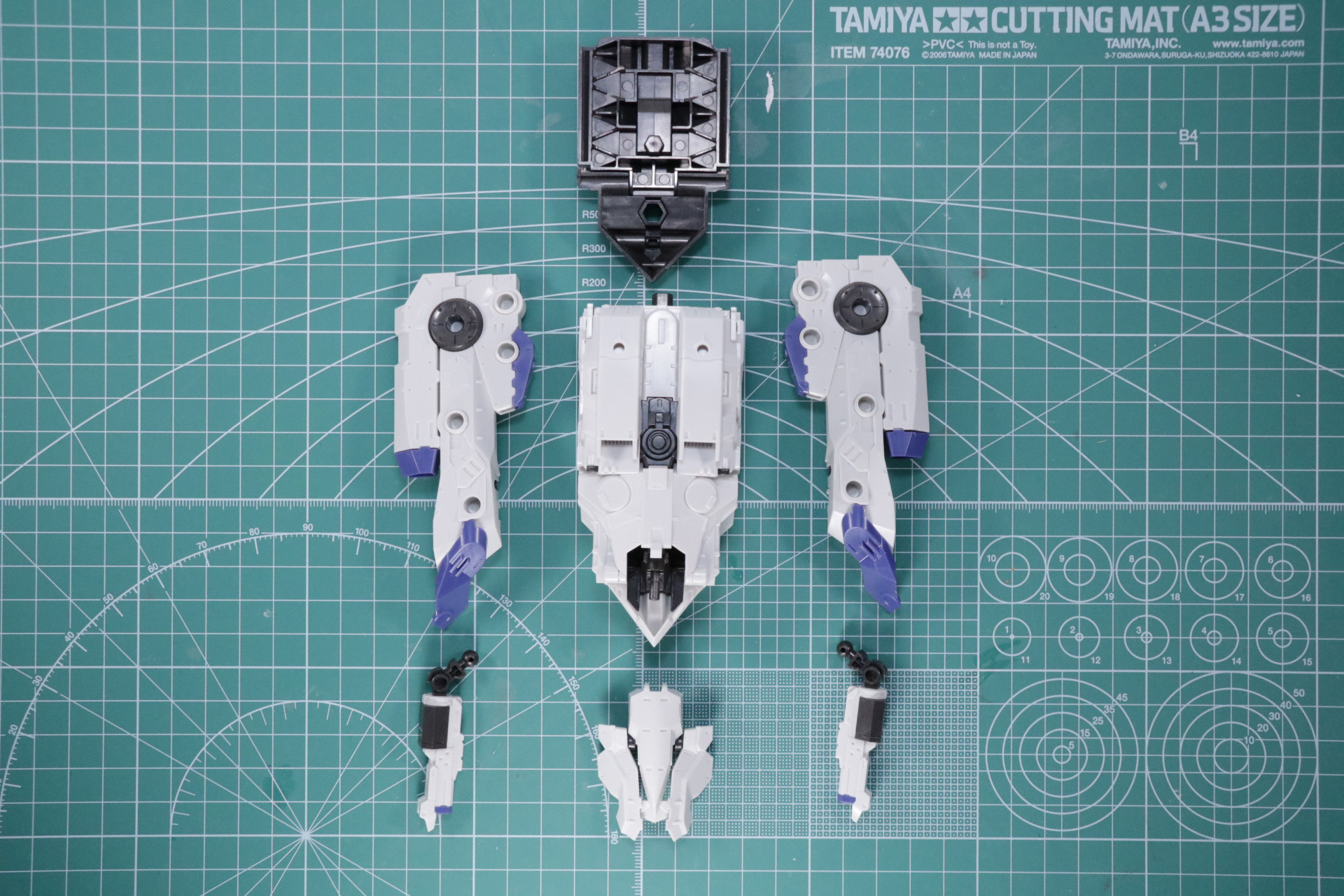 組み立ててきたパーツを合わることで「コックピット」が完成。側面のジョイントも5mm軸受けとなる