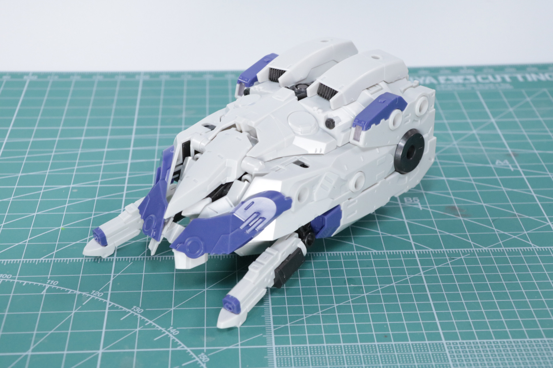 組み立ててきたパーツを合わることで「コックピット」が完成。側面のジョイントも5mm軸受けとなる