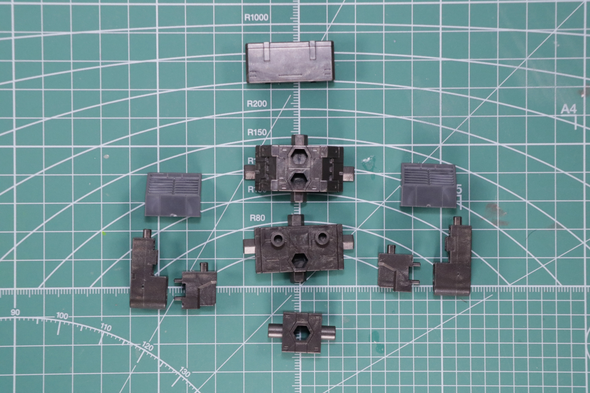 下部スラスターユニットの組み立て。可動部も備えている