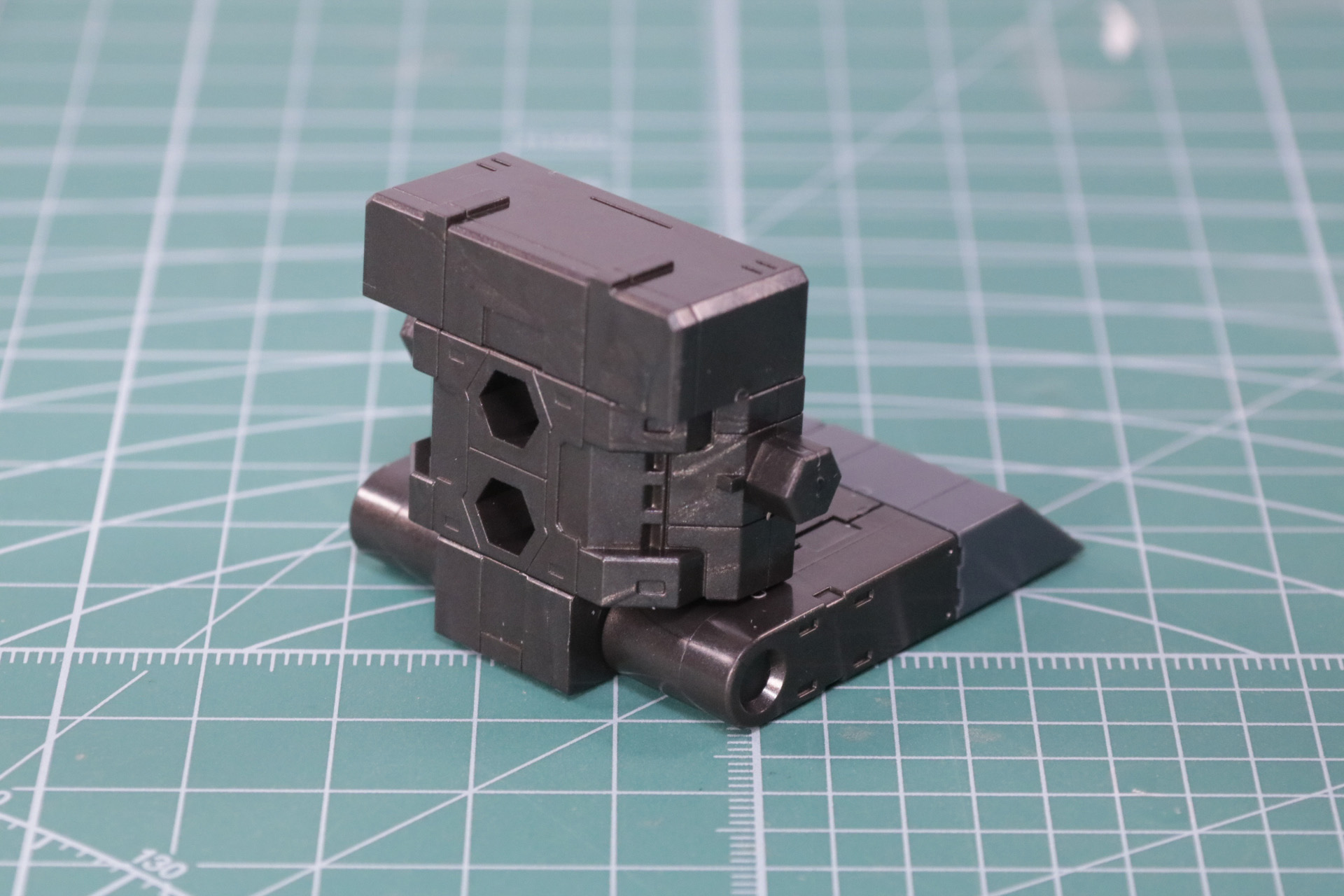 下部スラスターユニットの組み立て。可動部も備えている