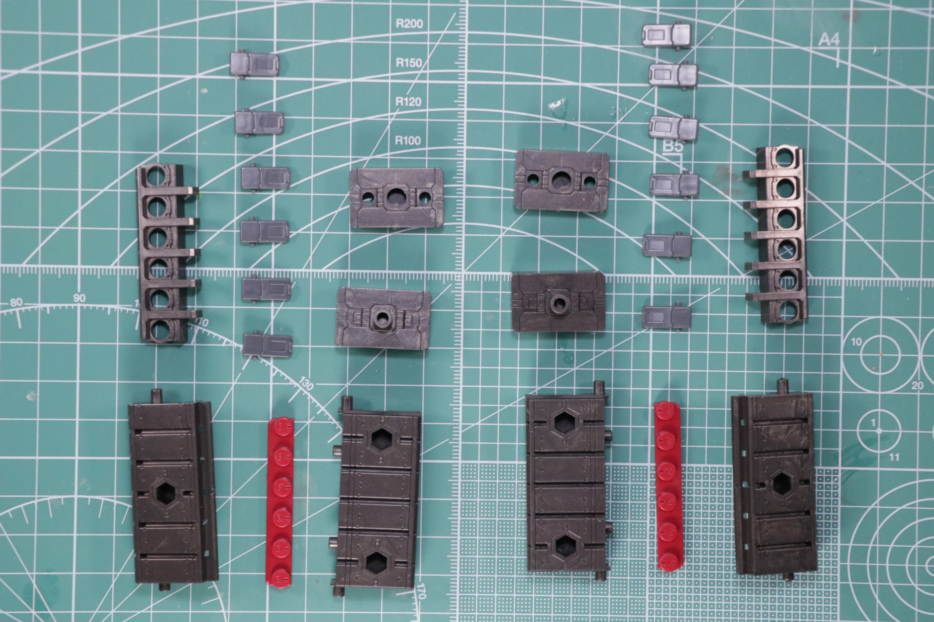 ミサイルユニットの組み立て。弾頭部分やハッチなど色分けがされている